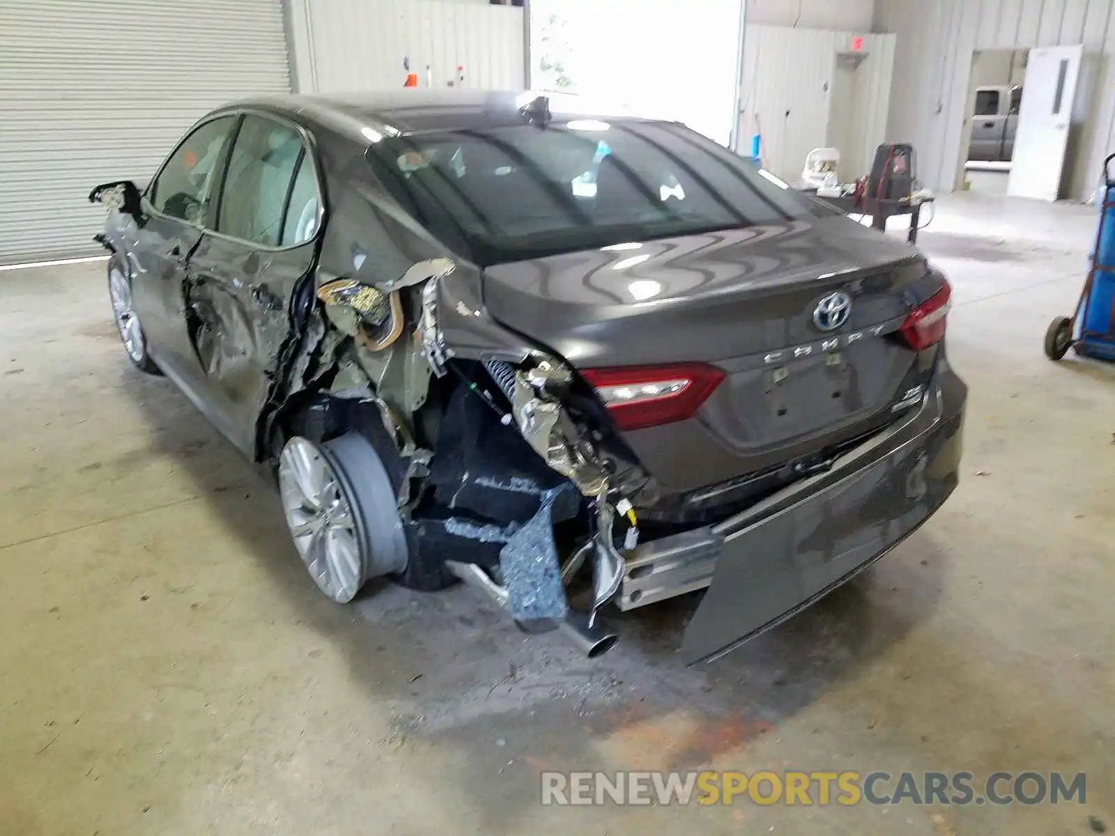 3 Photograph of a damaged car 4T1B21HK6KU520726 TOYOTA CAMRY 2019