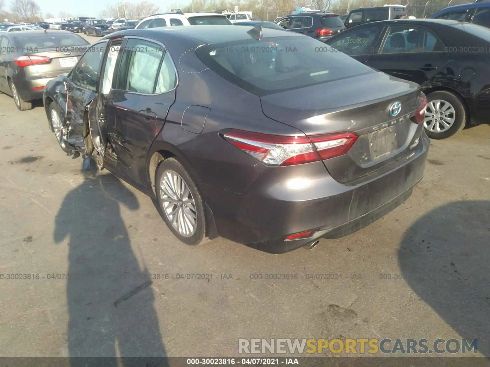 3 Photograph of a damaged car 4T1B21HK7KU515437 TOYOTA CAMRY 2019