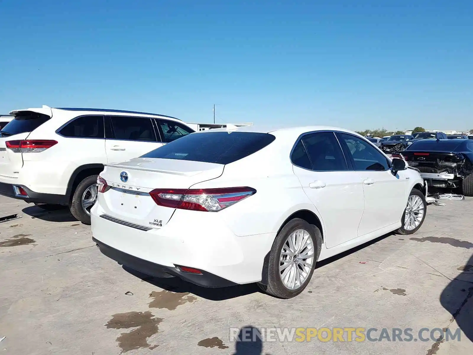 4 Photograph of a damaged car 4T1B21HK7KU520332 TOYOTA CAMRY 2019