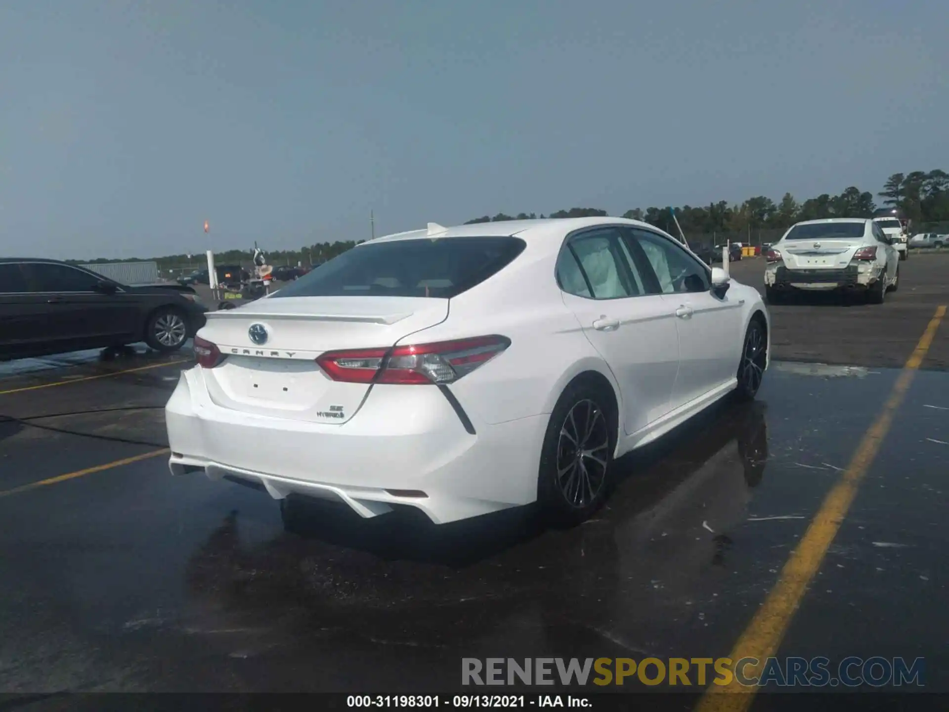 4 Photograph of a damaged car 4T1B21HK8KU014038 TOYOTA CAMRY 2019