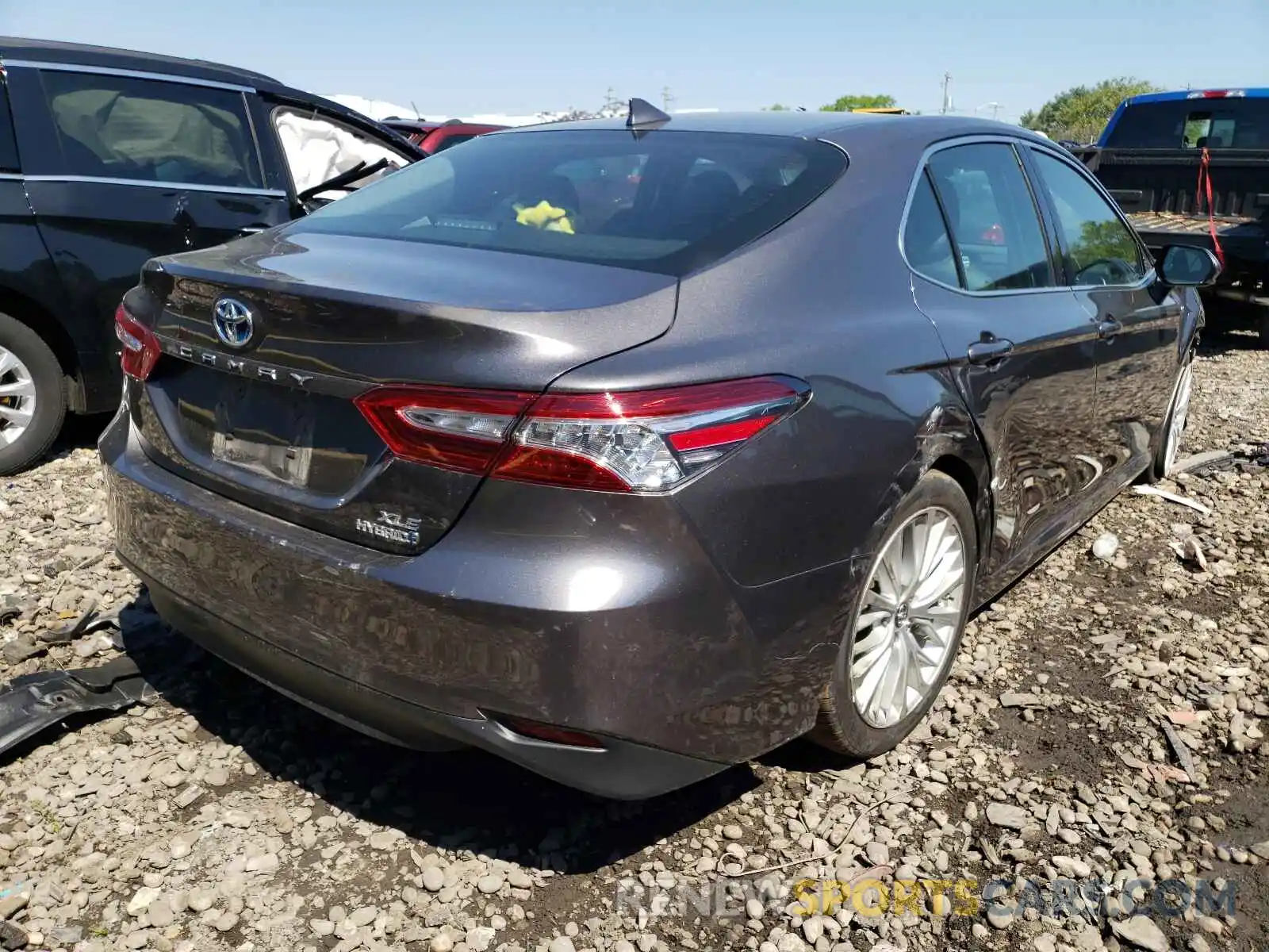 4 Photograph of a damaged car 4T1B21HK9KU010404 TOYOTA CAMRY 2019