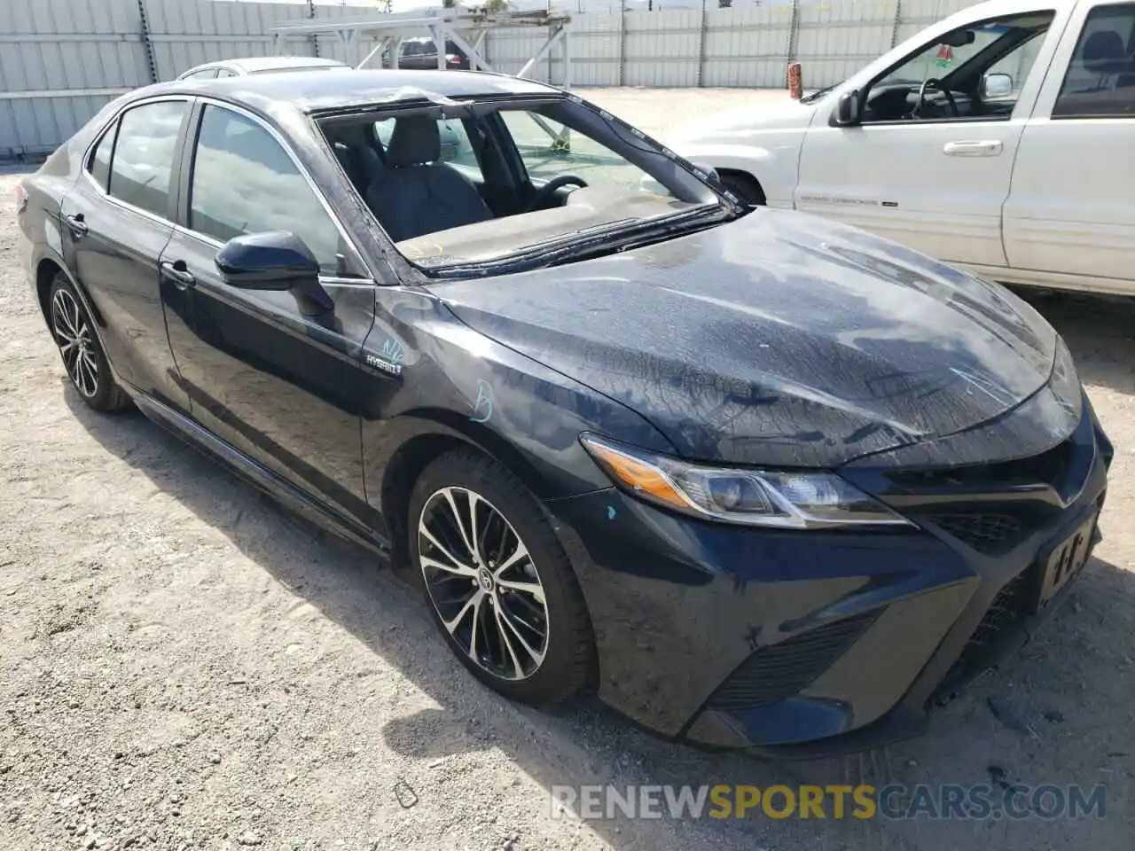 1 Photograph of a damaged car 4T1B21HK9KU513043 TOYOTA CAMRY 2019