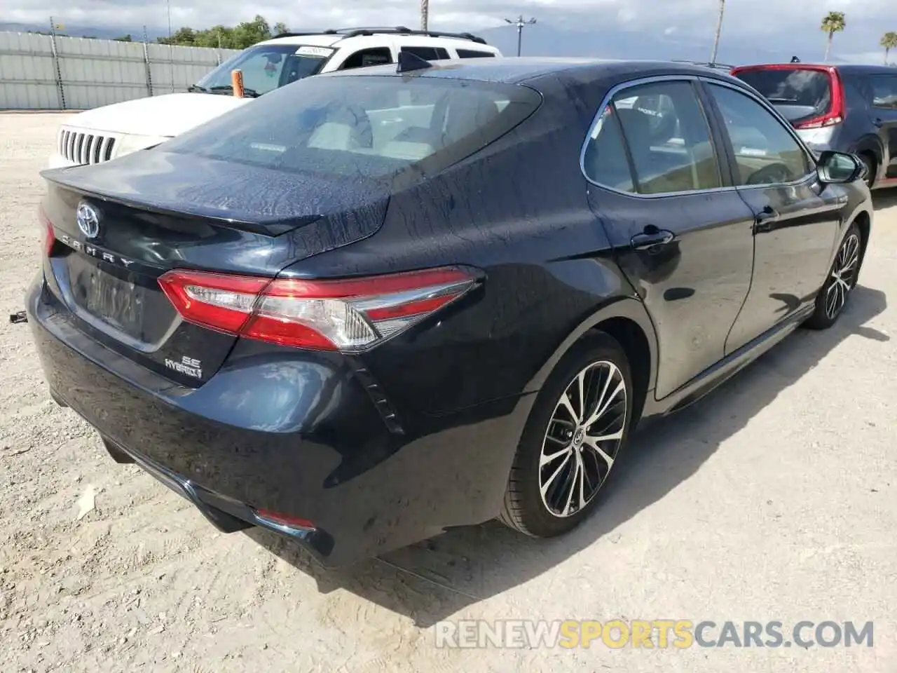 4 Photograph of a damaged car 4T1B21HK9KU513043 TOYOTA CAMRY 2019