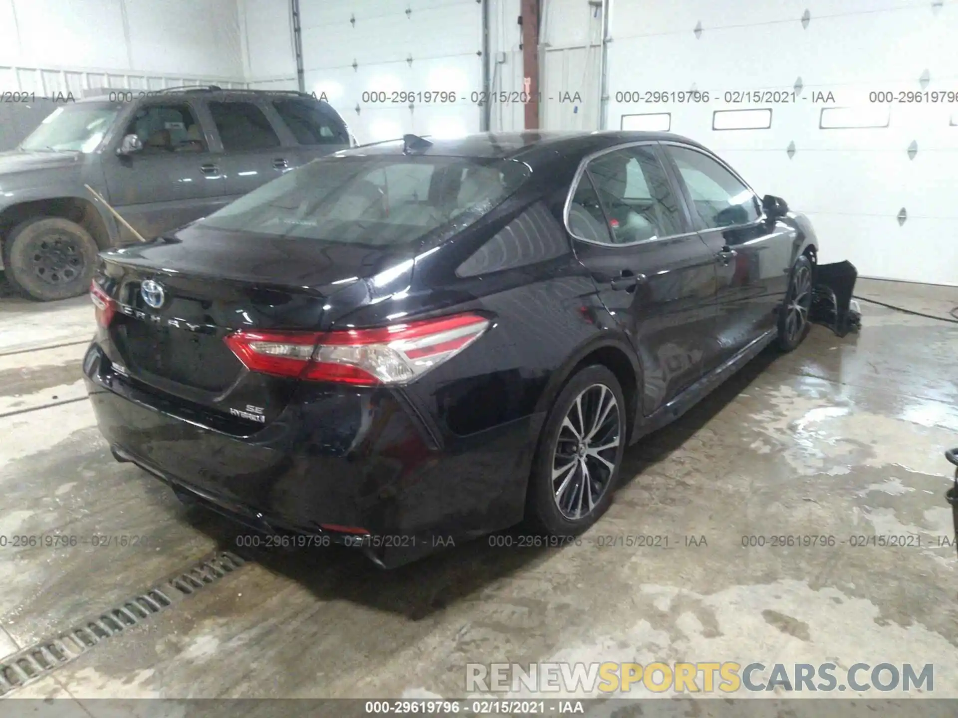 4 Photograph of a damaged car 4T1B21HKXKU511530 TOYOTA CAMRY 2019