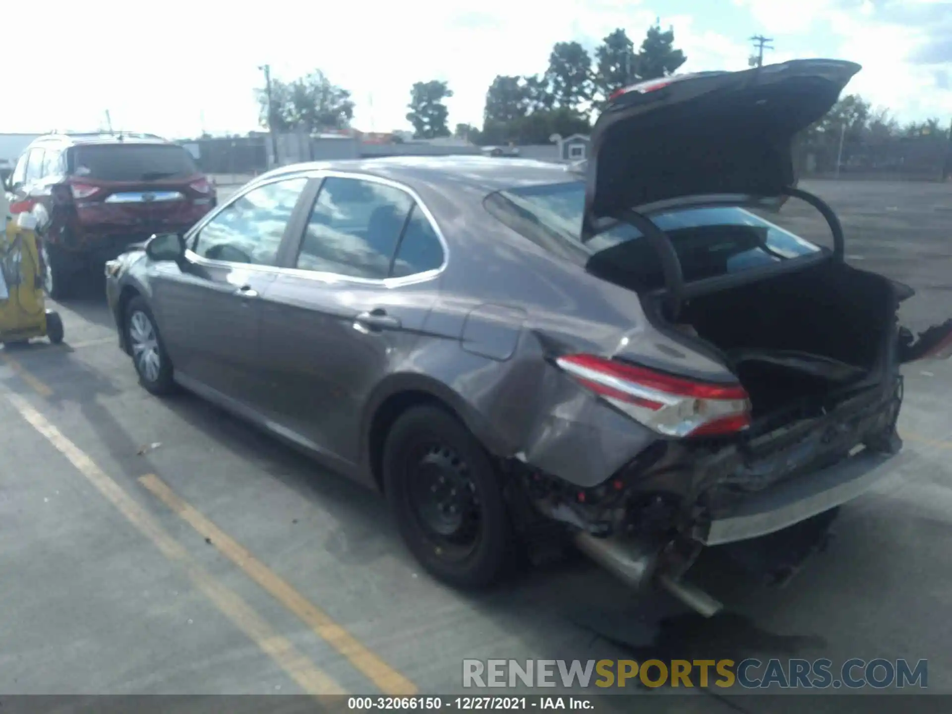 3 Photograph of a damaged car 4T1B31HK6KU513157 TOYOTA CAMRY 2019