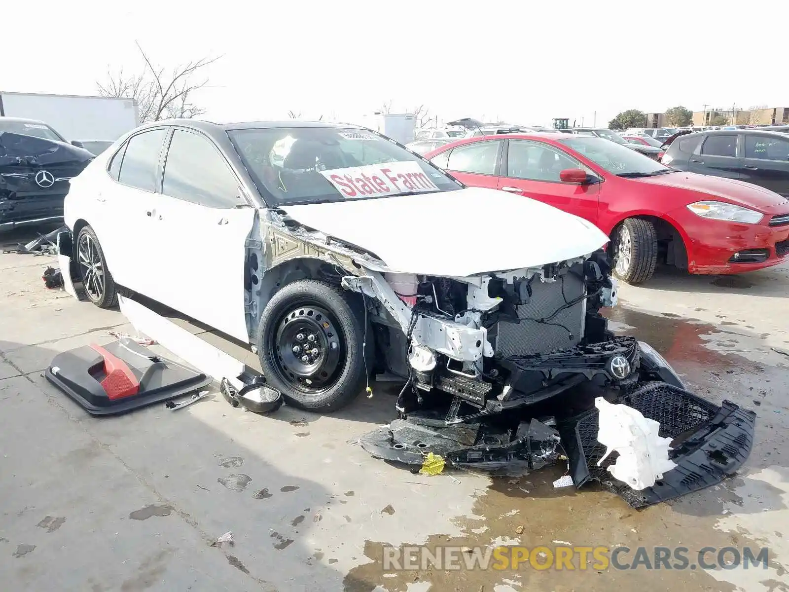 1 Photograph of a damaged car 4T1B61HK0KU204369 TOYOTA CAMRY 2019