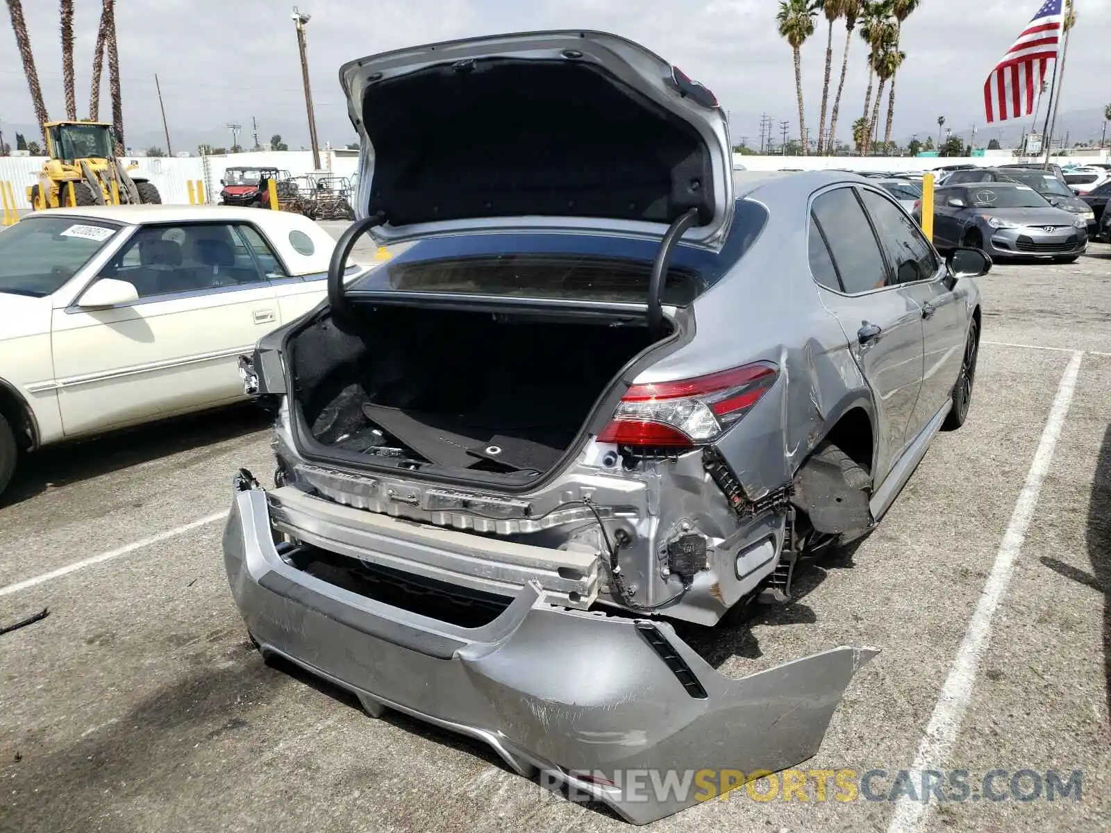 4 Photograph of a damaged car 4T1B61HK0KU206672 TOYOTA CAMRY 2019