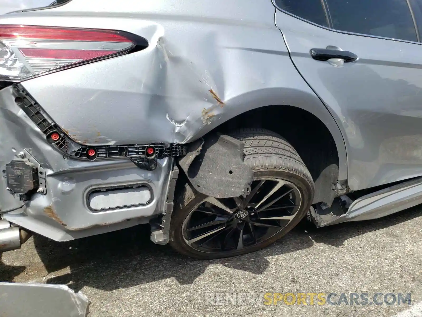 8 Photograph of a damaged car 4T1B61HK0KU206672 TOYOTA CAMRY 2019