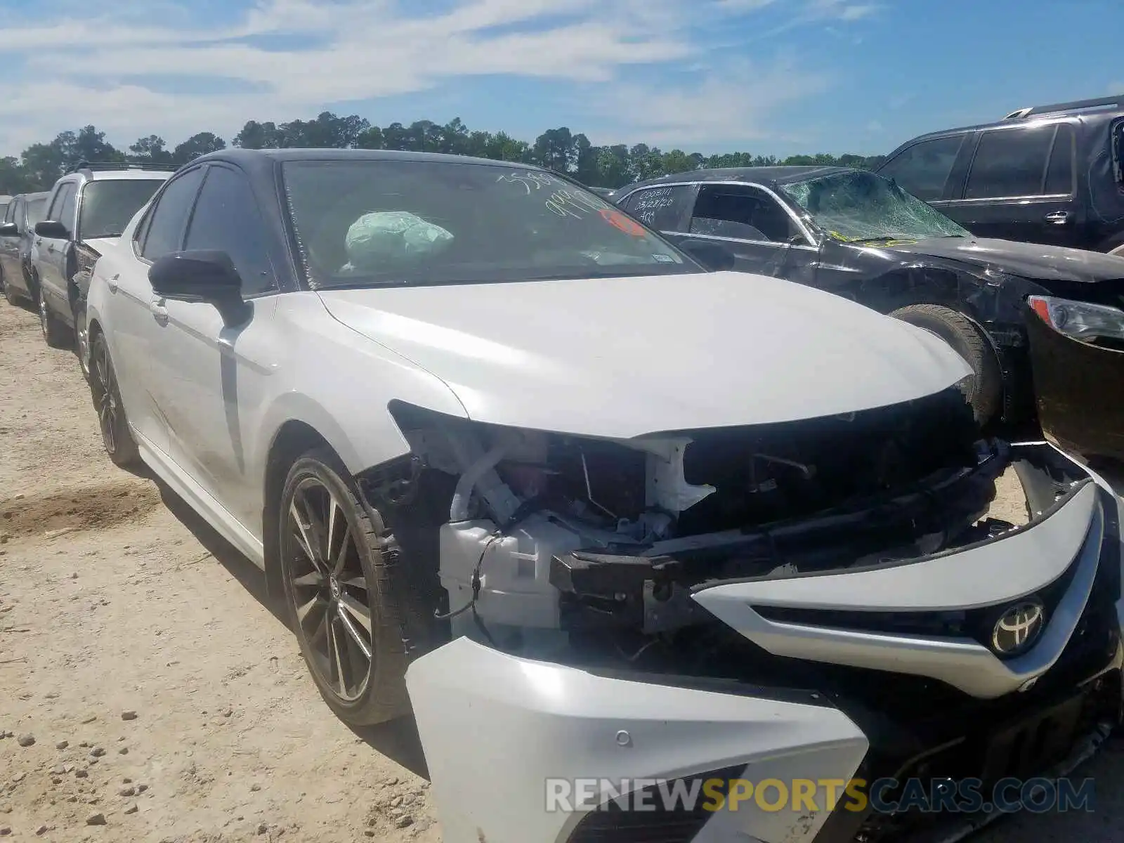1 Photograph of a damaged car 4T1B61HK0KU260599 TOYOTA CAMRY 2019