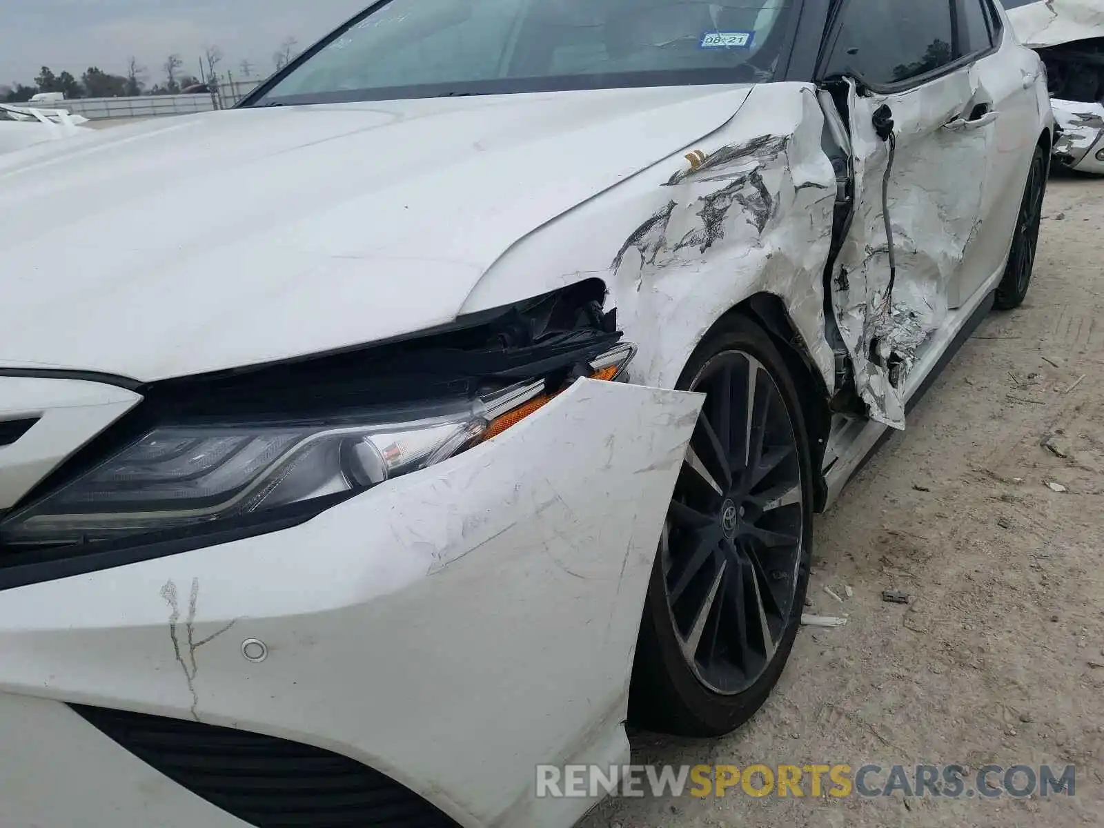 10 Photograph of a damaged car 4T1B61HK0KU272462 TOYOTA CAMRY 2019