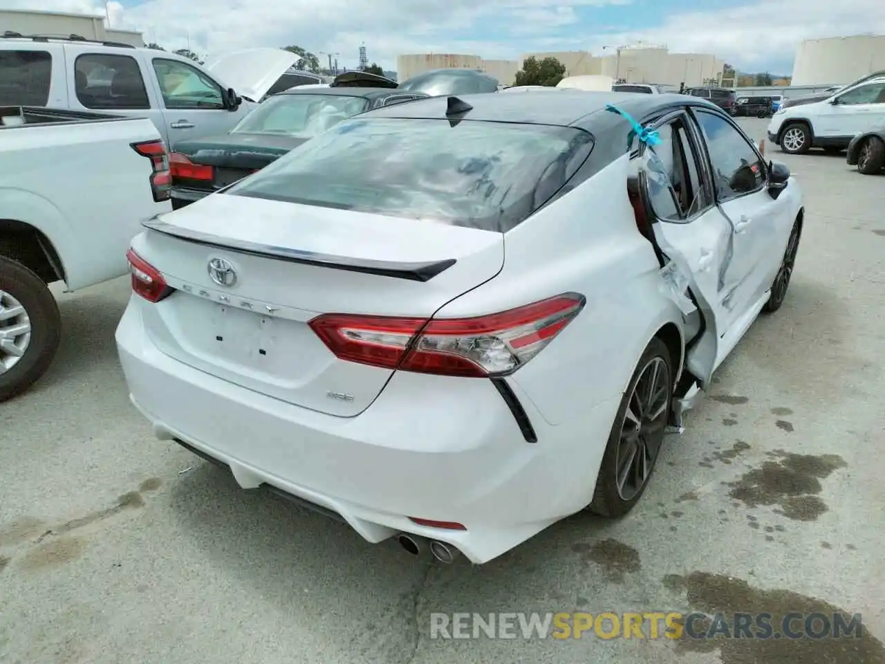 4 Photograph of a damaged car 4T1B61HK0KU299323 TOYOTA CAMRY 2019