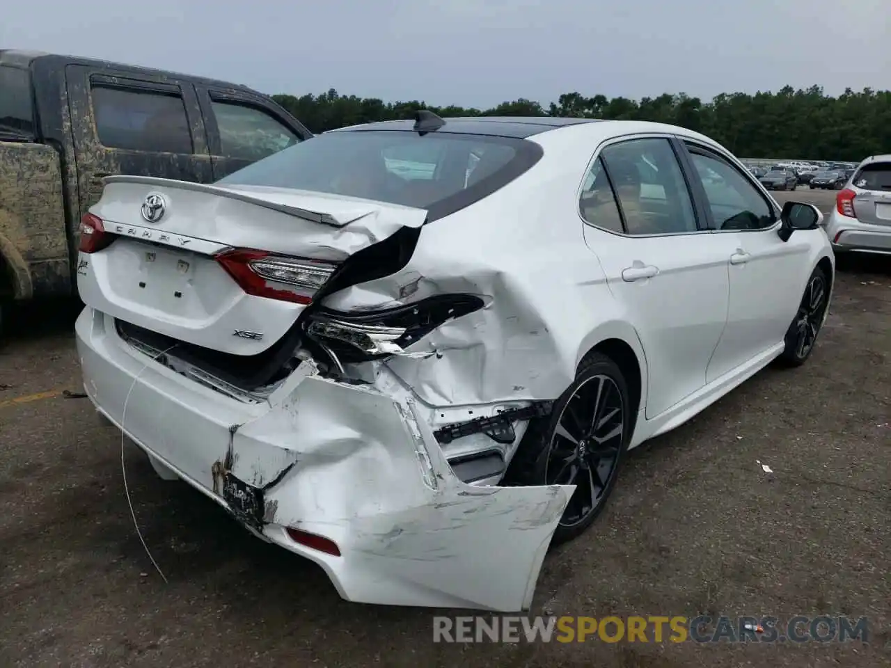 4 Photograph of a damaged car 4T1B61HK0KU699446 TOYOTA CAMRY 2019