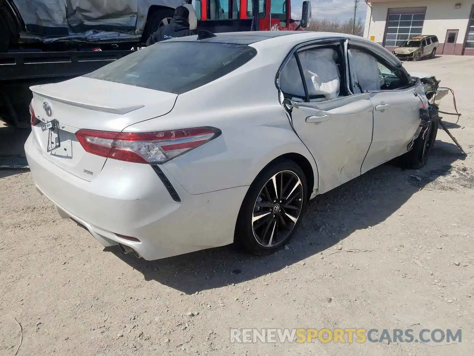 4 Фотография поврежденного автомобиля 4T1B61HK0KU737984 TOYOTA CAMRY 2019