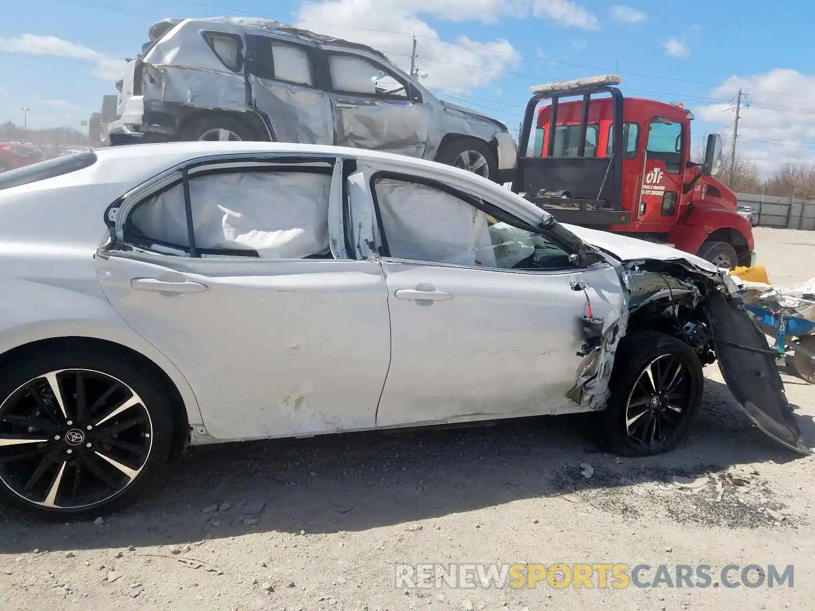 9 Photograph of a damaged car 4T1B61HK0KU737984 TOYOTA CAMRY 2019