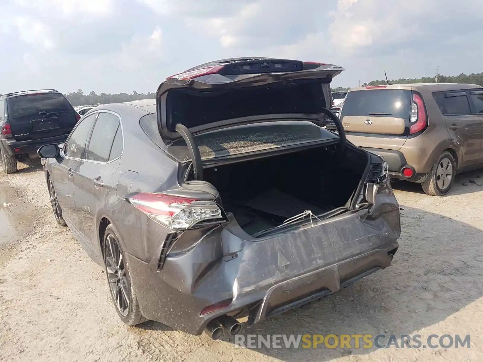 3 Photograph of a damaged car 4T1B61HK0KU740626 TOYOTA CAMRY 2019