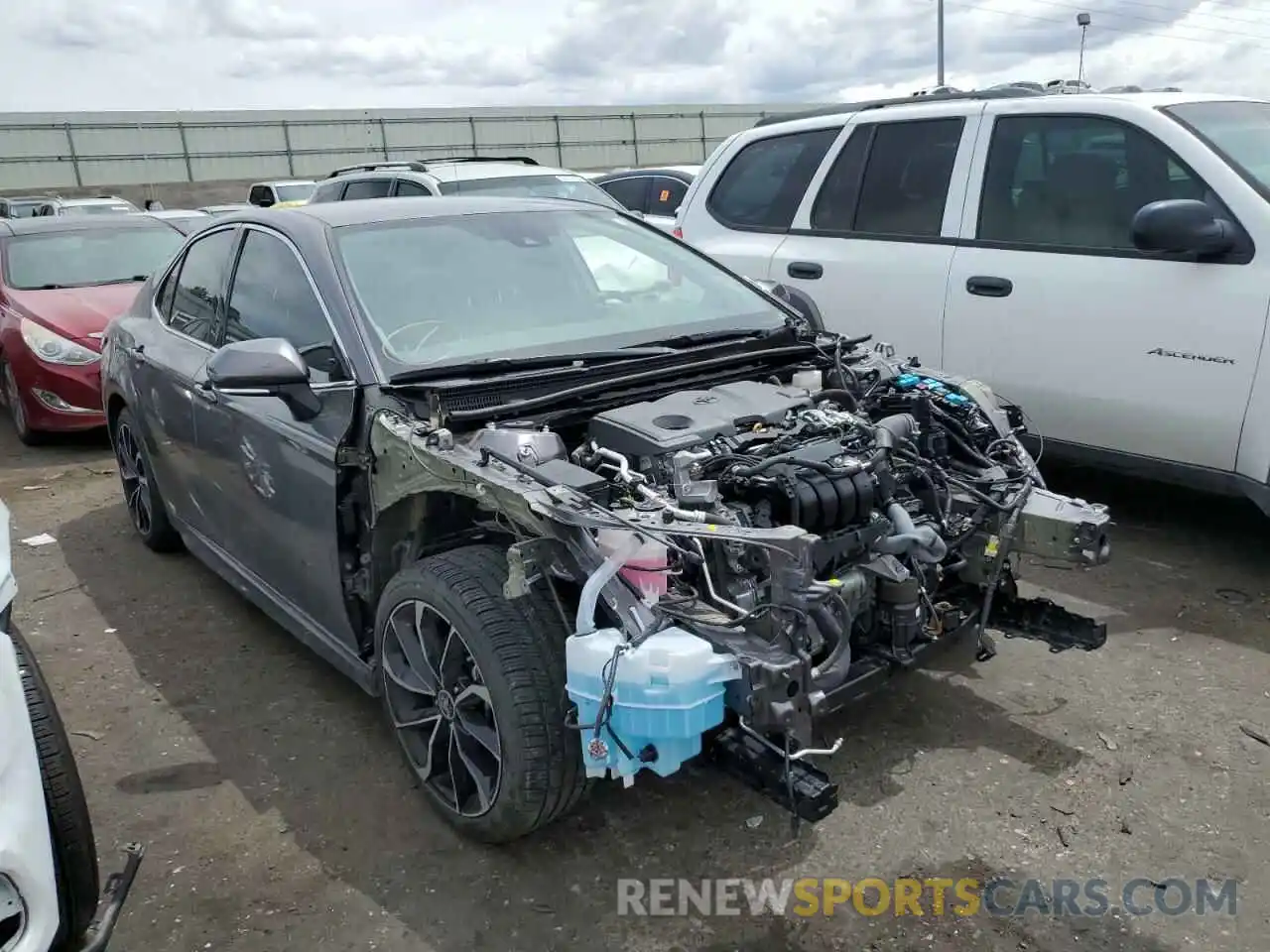 1 Photograph of a damaged car 4T1B61HK0KU748340 TOYOTA CAMRY 2019