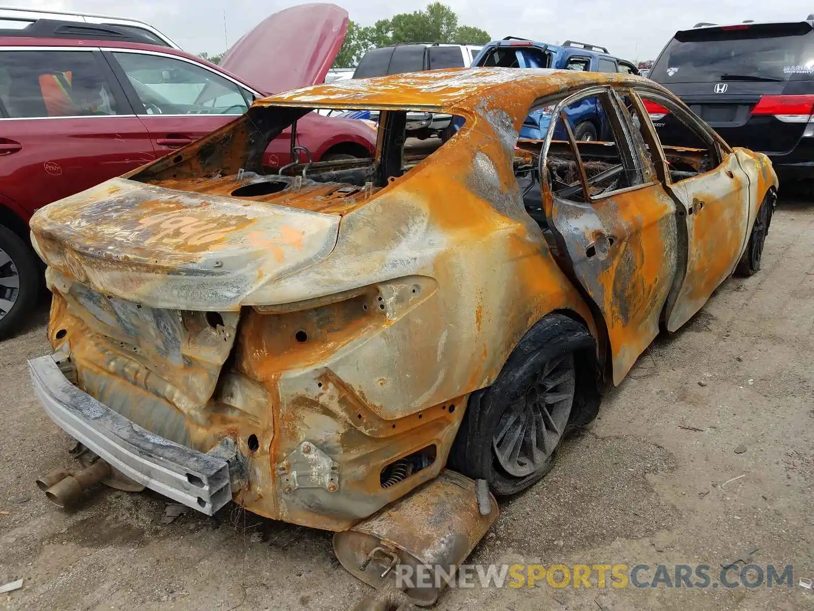 4 Photograph of a damaged car 4T1B61HK0KU755739 TOYOTA CAMRY 2019