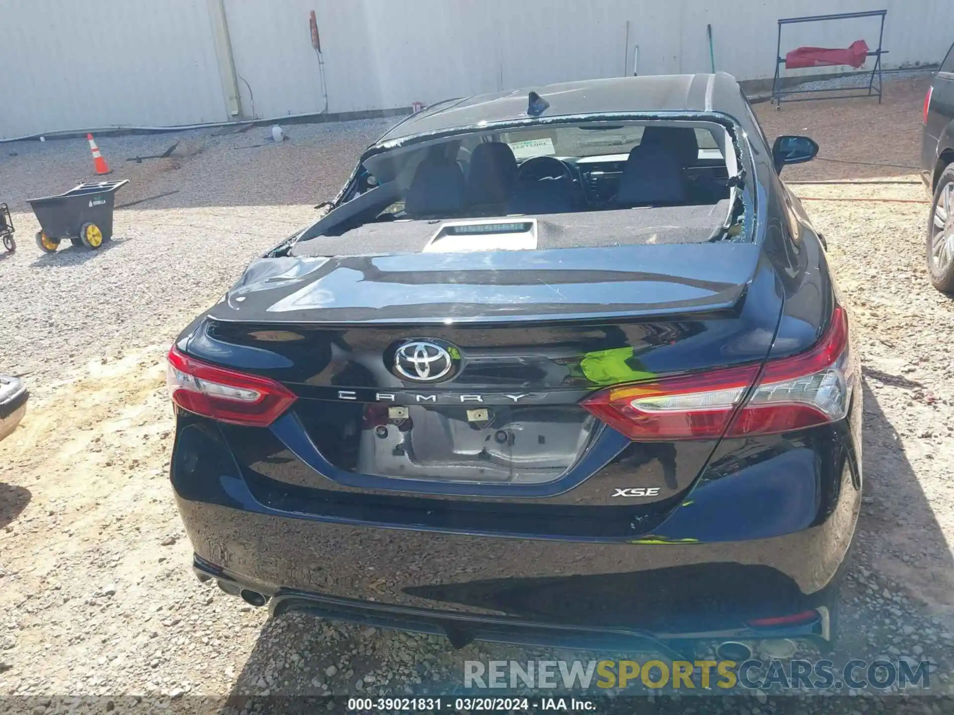 16 Photograph of a damaged car 4T1B61HK0KU796758 TOYOTA CAMRY 2019