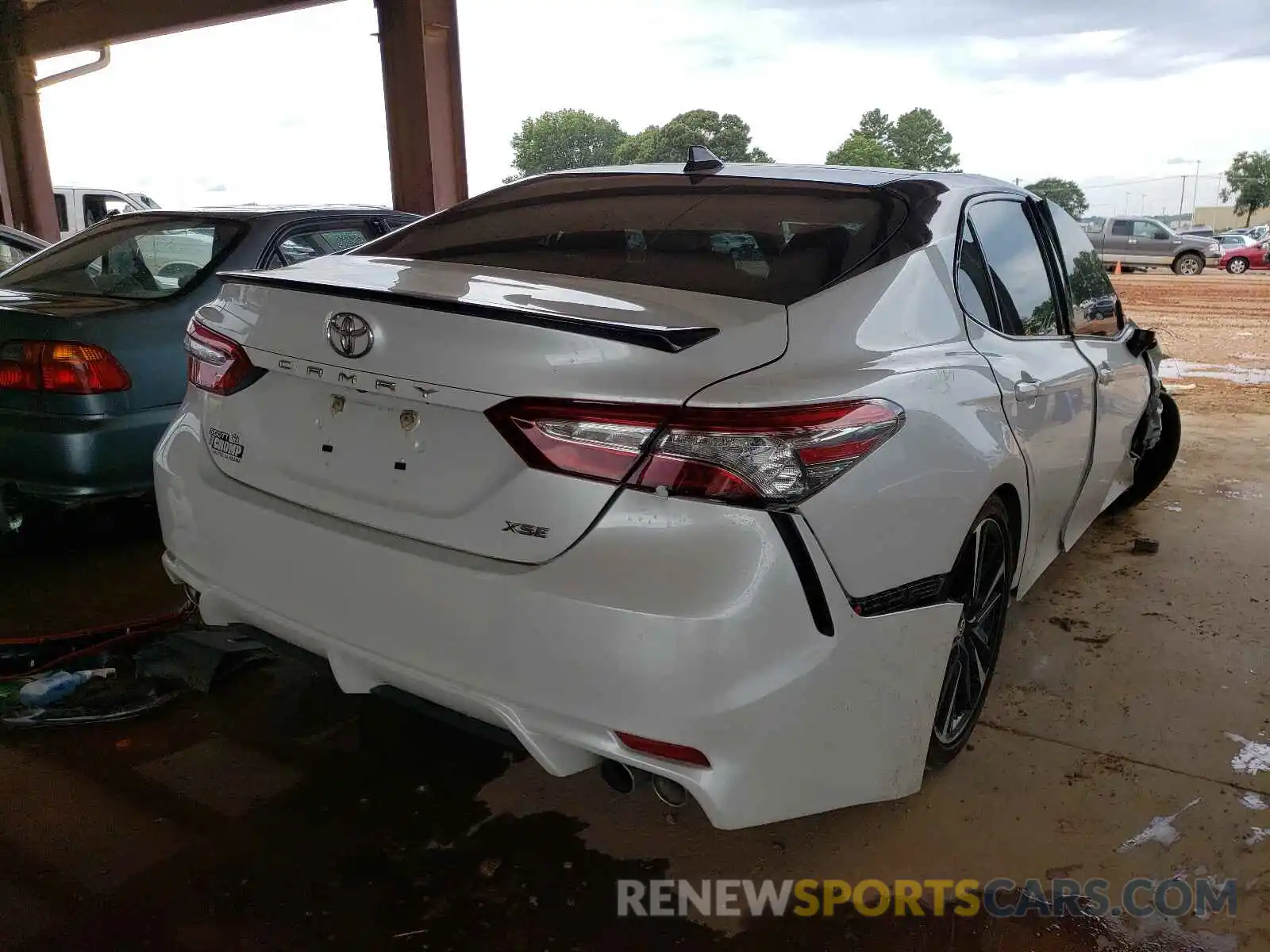 4 Photograph of a damaged car 4T1B61HK1KU173813 TOYOTA CAMRY 2019