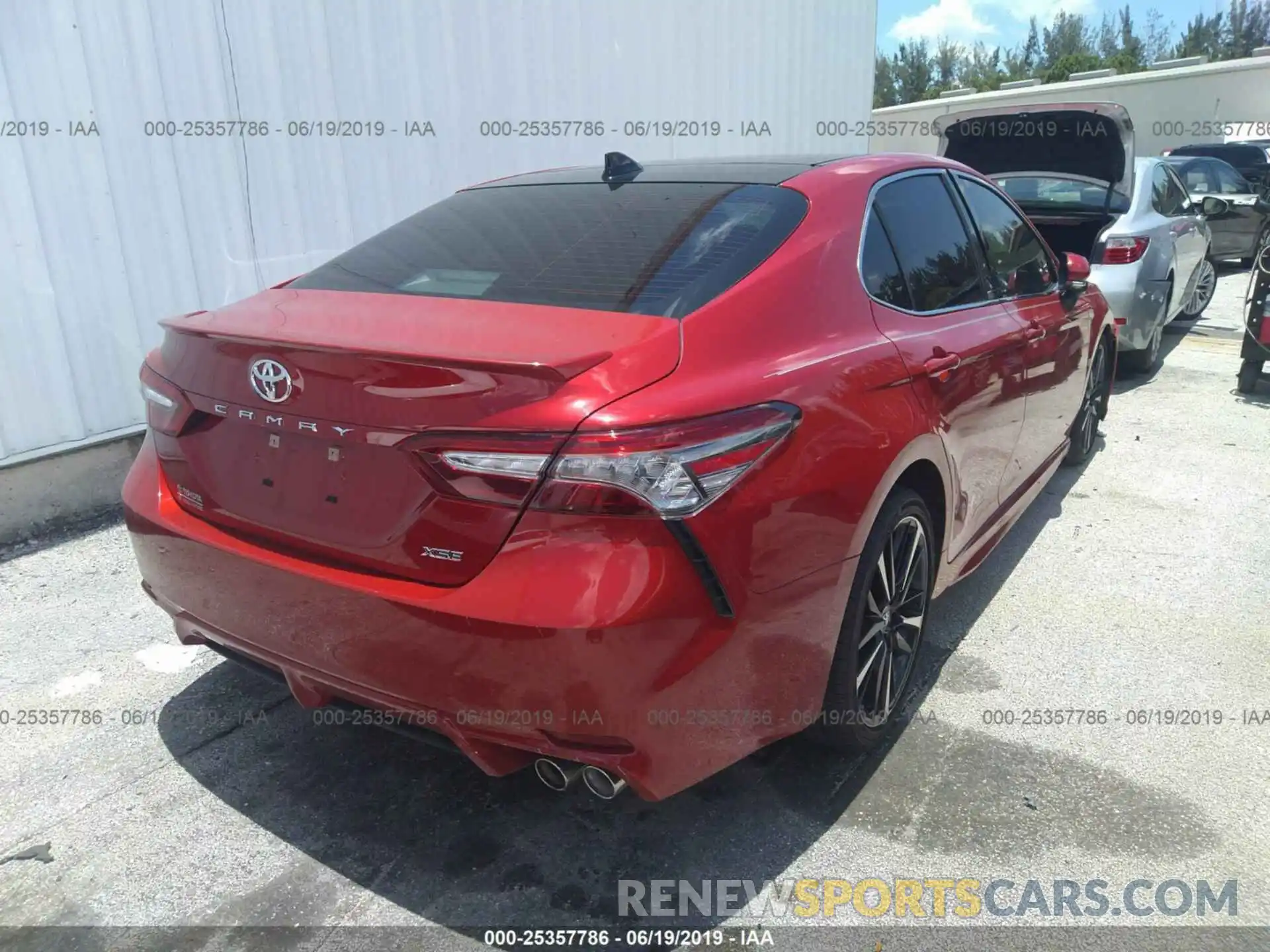 4 Photograph of a damaged car 4T1B61HK1KU194435 TOYOTA CAMRY 2019