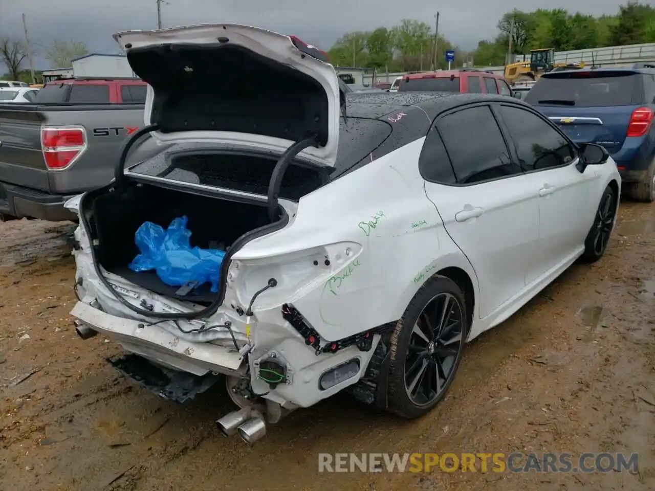 4 Photograph of a damaged car 4T1B61HK1KU216207 TOYOTA CAMRY 2019