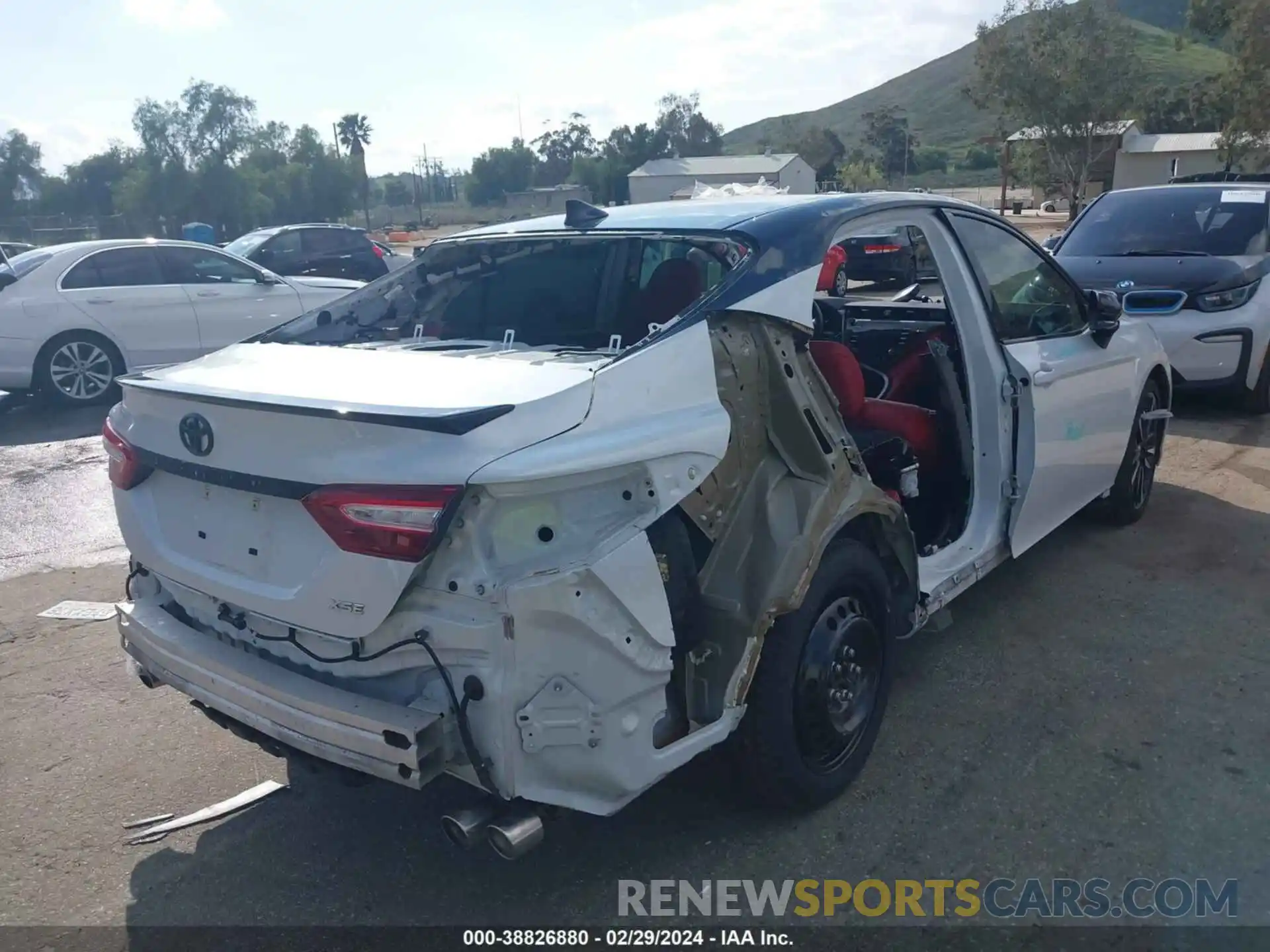 4 Photograph of a damaged car 4T1B61HK1KU272602 TOYOTA CAMRY 2019