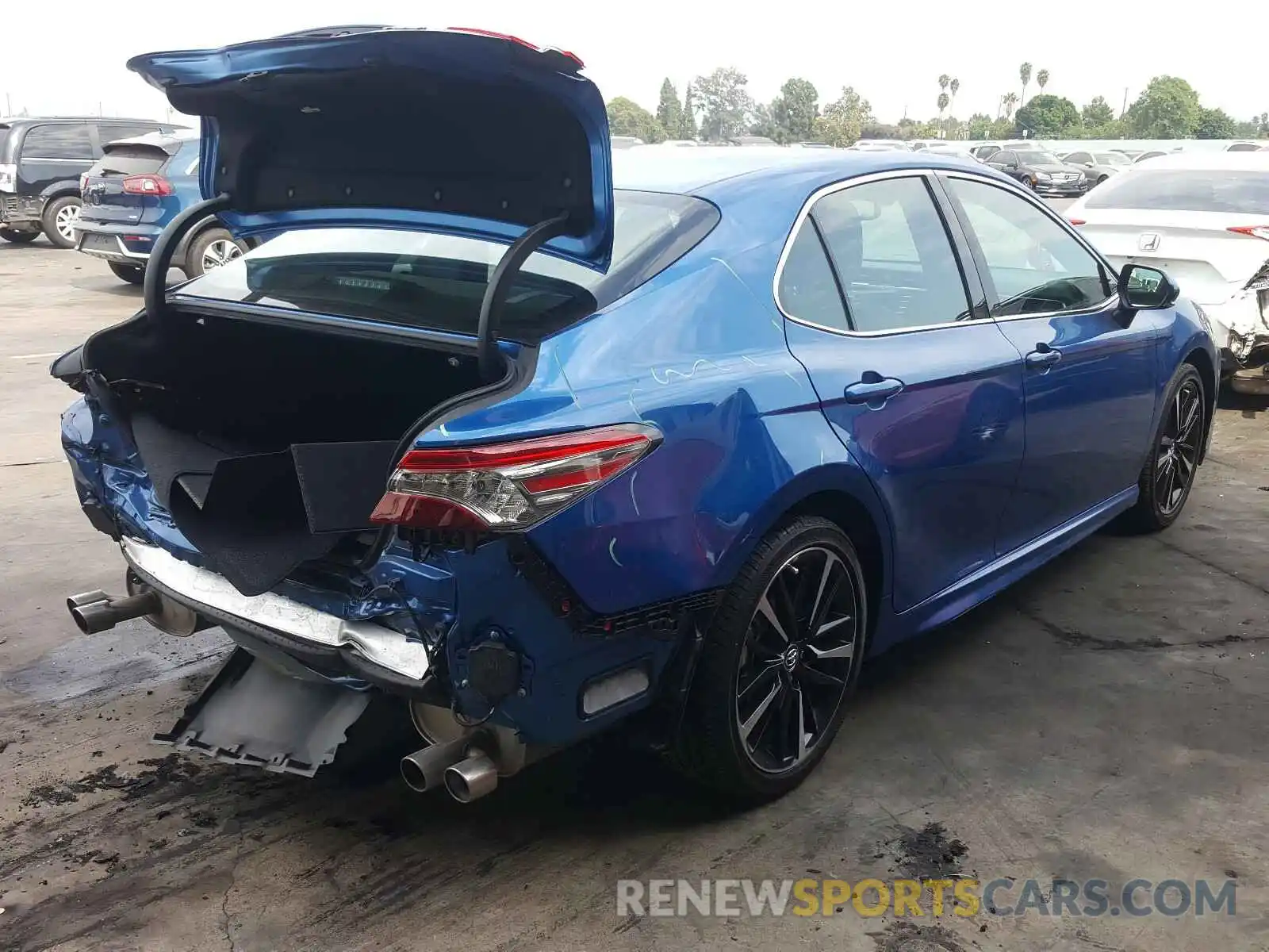 4 Photograph of a damaged car 4T1B61HK1KU287164 TOYOTA CAMRY 2019