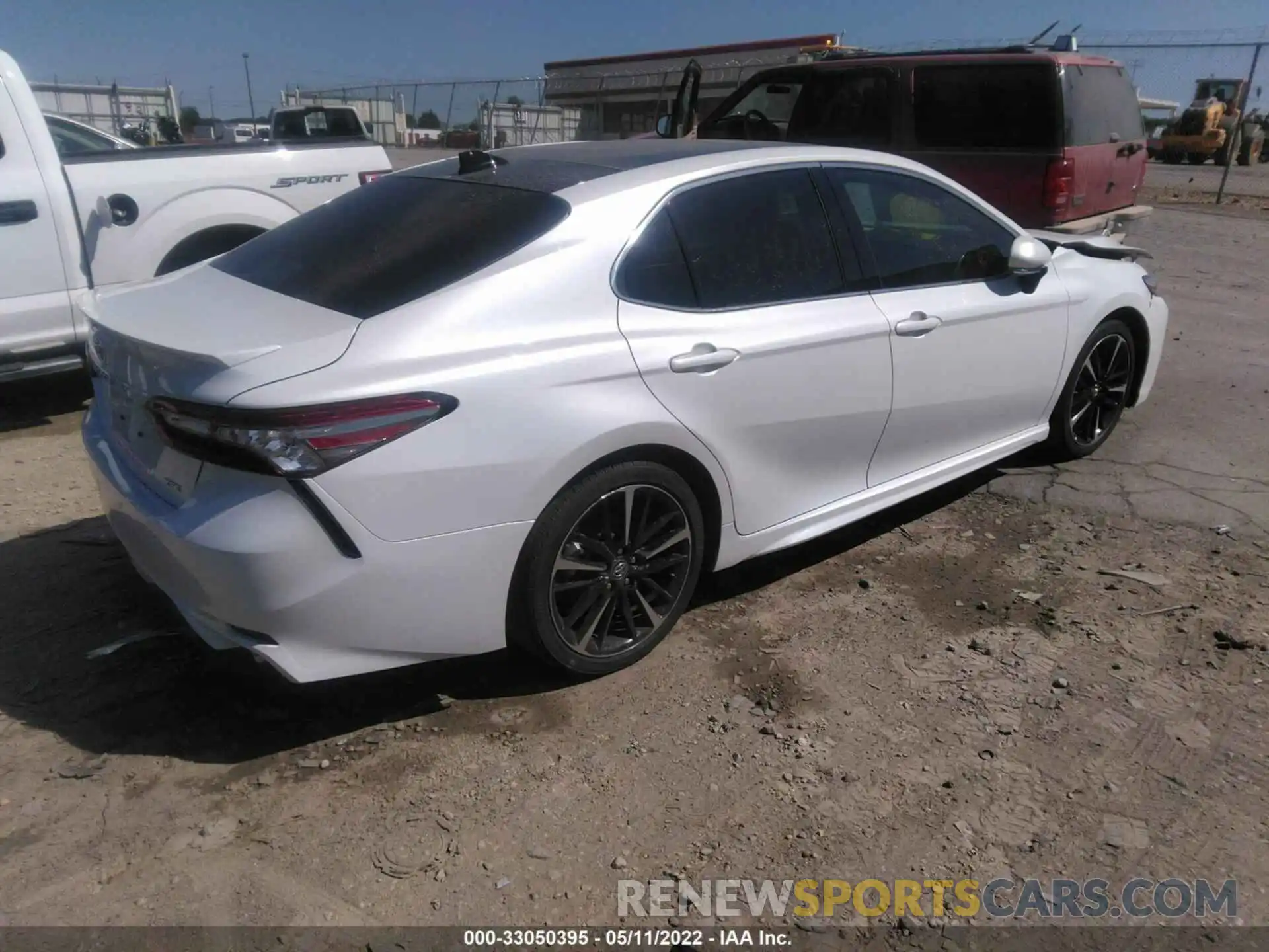 4 Photograph of a damaged car 4T1B61HK1KU697124 TOYOTA CAMRY 2019