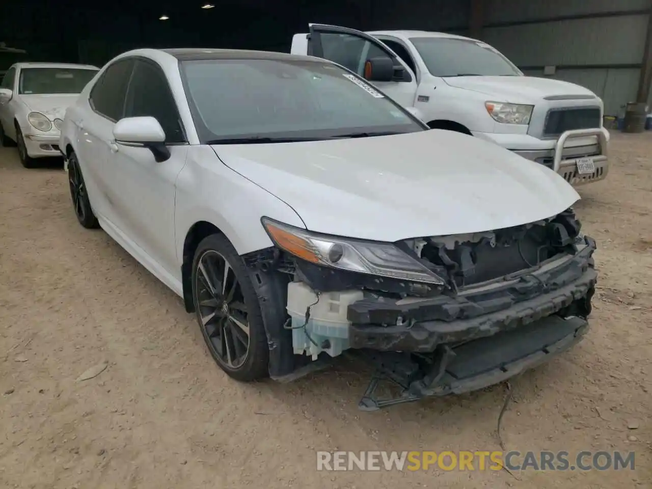 1 Photograph of a damaged car 4T1B61HK1KU752204 TOYOTA CAMRY 2019