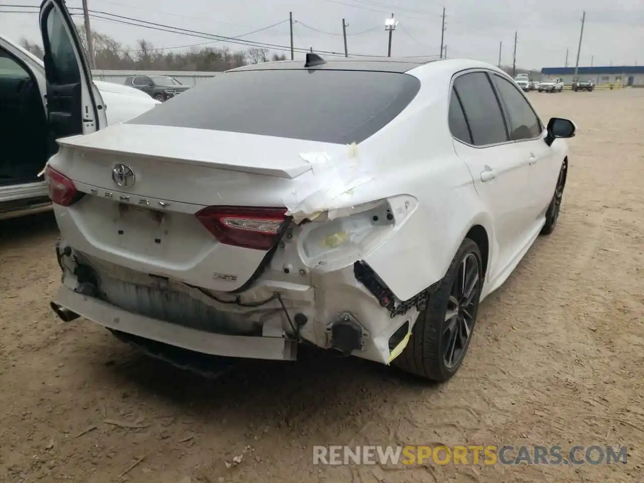 4 Photograph of a damaged car 4T1B61HK1KU752204 TOYOTA CAMRY 2019