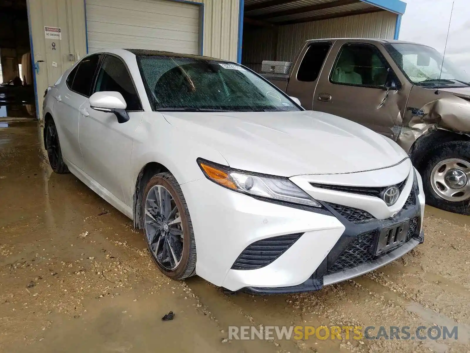 1 Photograph of a damaged car 4T1B61HK1KU752574 TOYOTA CAMRY 2019