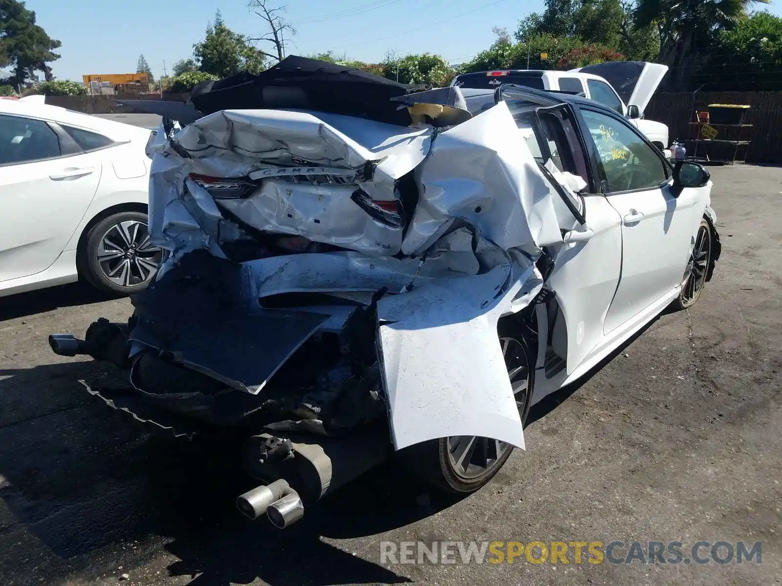 4 Photograph of a damaged car 4T1B61HK2KU198624 TOYOTA CAMRY 2019