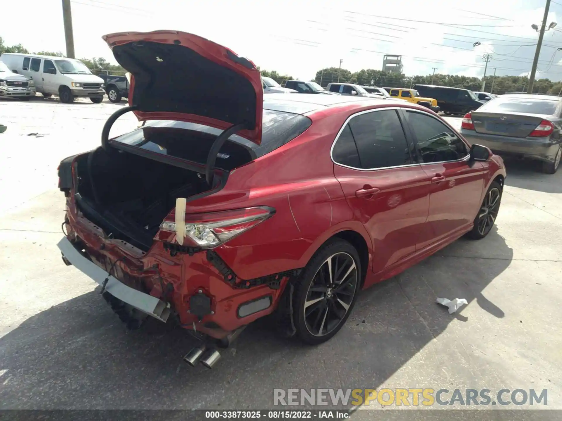 4 Photograph of a damaged car 4T1B61HK2KU238913 TOYOTA CAMRY 2019