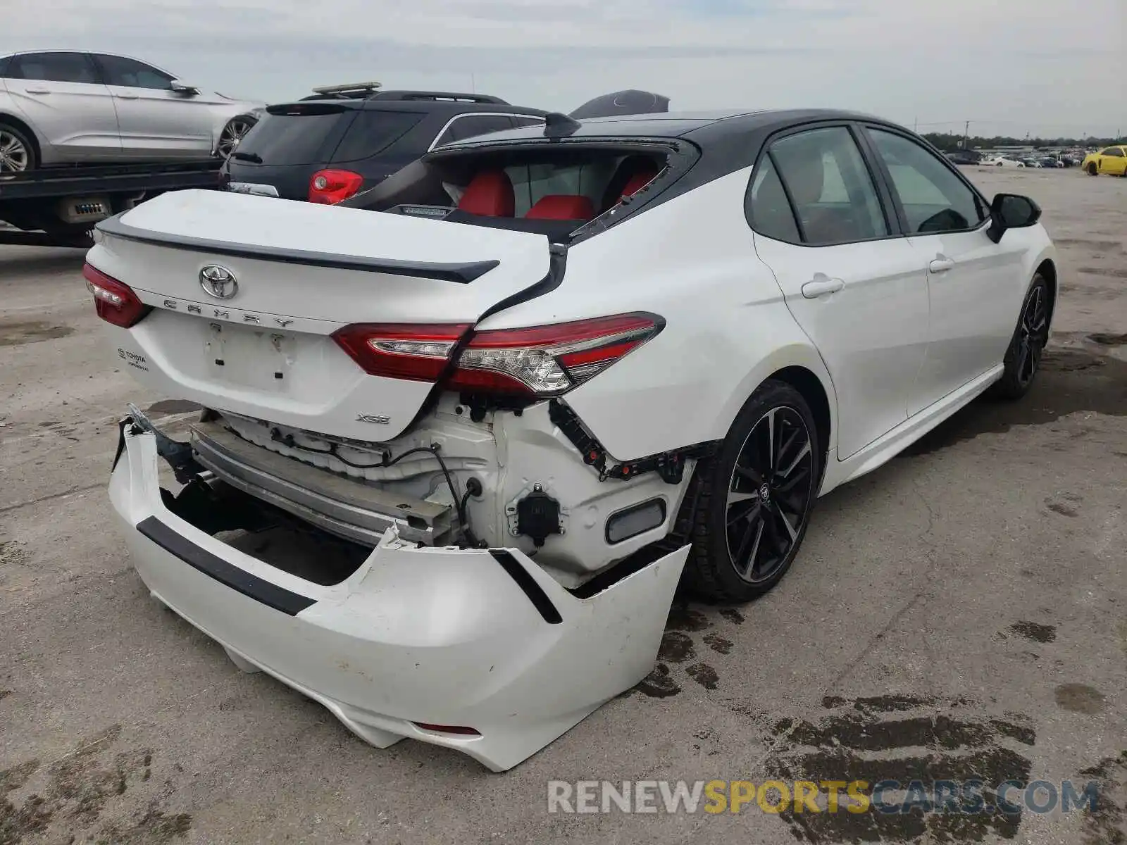 4 Photograph of a damaged car 4T1B61HK2KU278389 TOYOTA CAMRY 2019