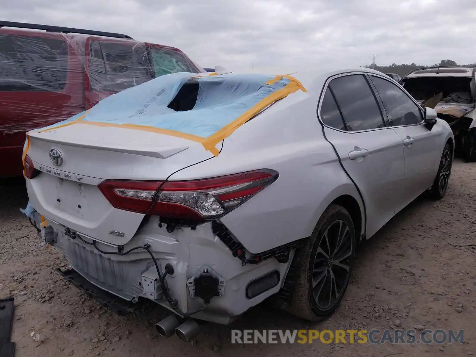 4 Photograph of a damaged car 4T1B61HK2KU736805 TOYOTA CAMRY 2019