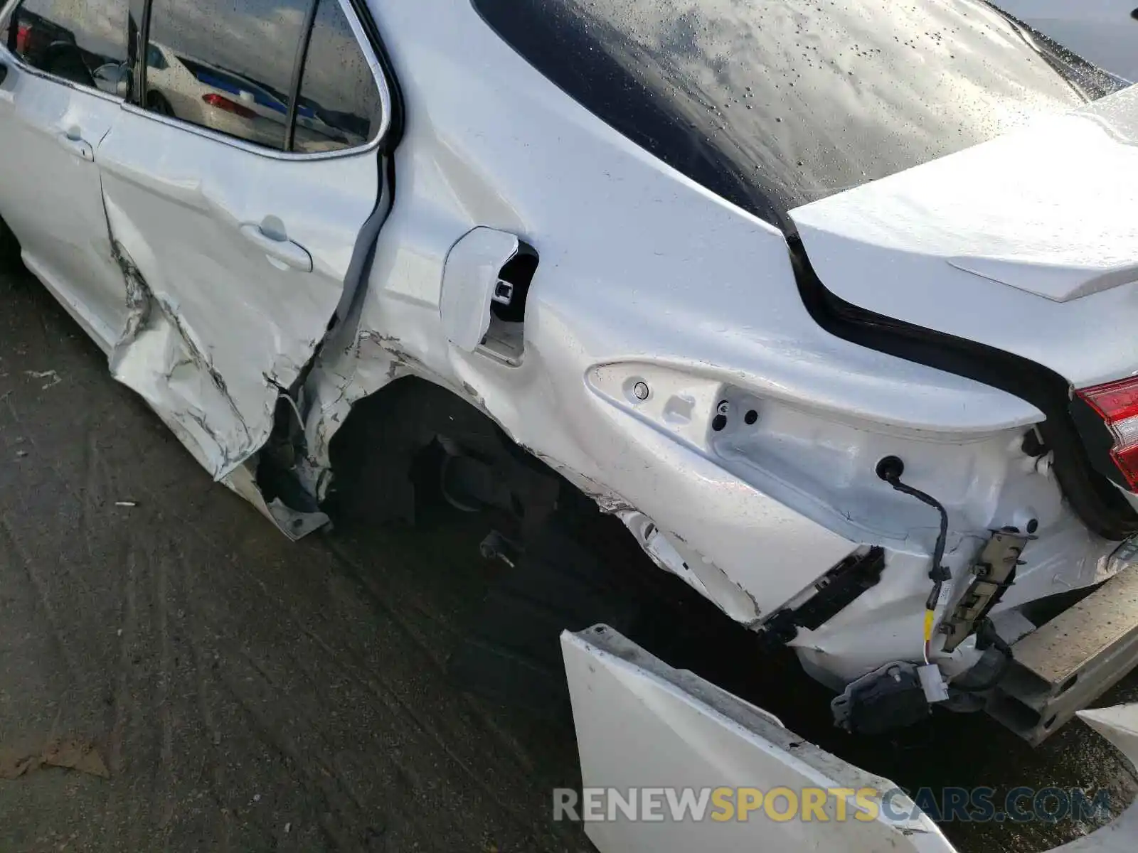 9 Photograph of a damaged car 4T1B61HK2KU754060 TOYOTA CAMRY 2019