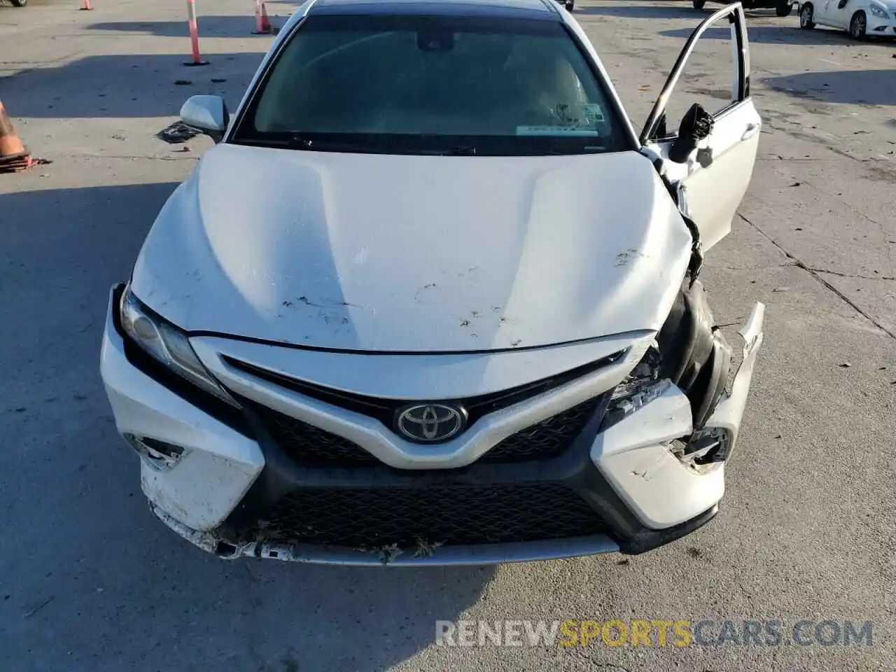 11 Photograph of a damaged car 4T1B61HK3KU752351 TOYOTA CAMRY 2019