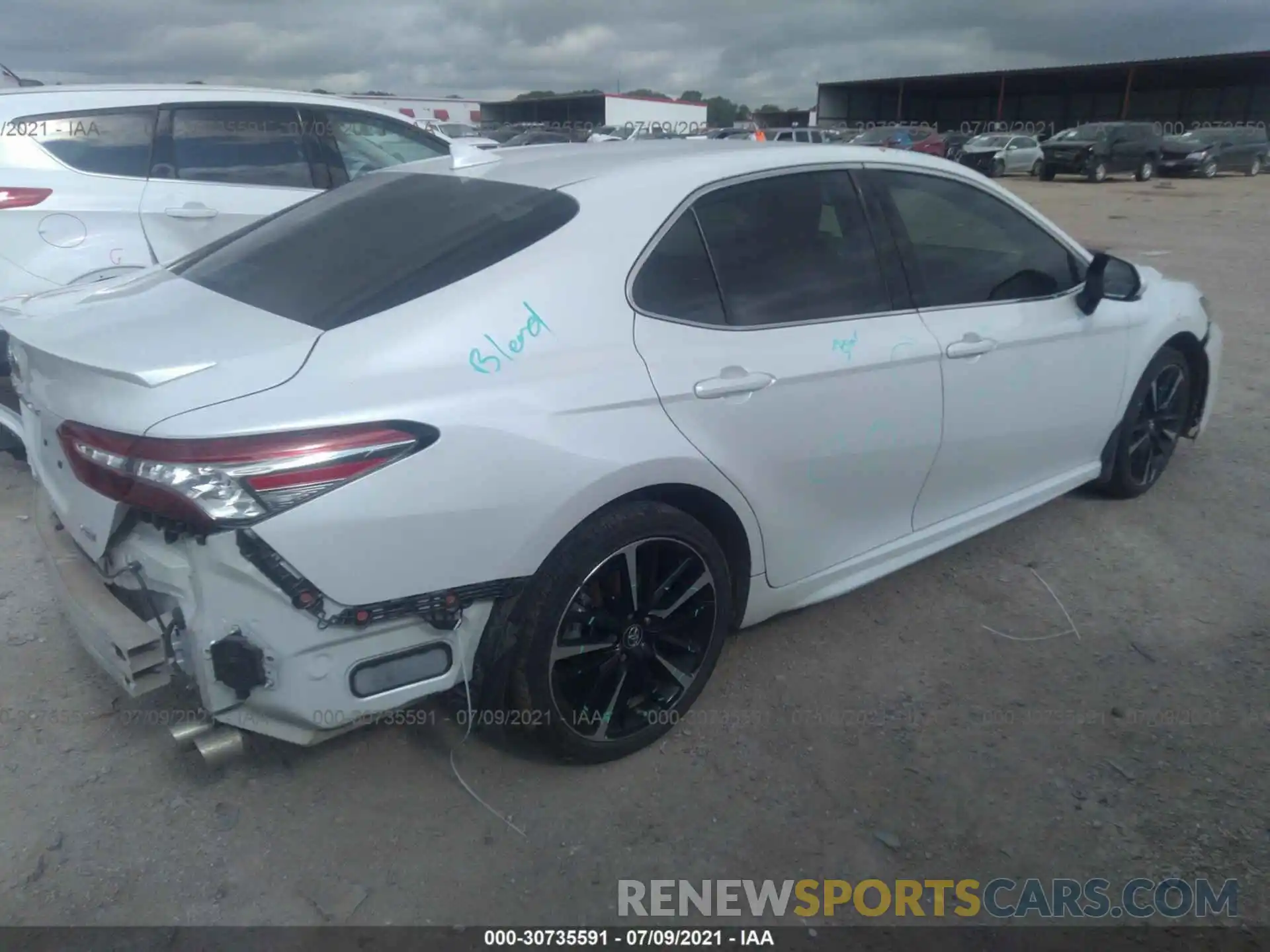 4 Photograph of a damaged car 4T1B61HK3KU760224 TOYOTA CAMRY 2019