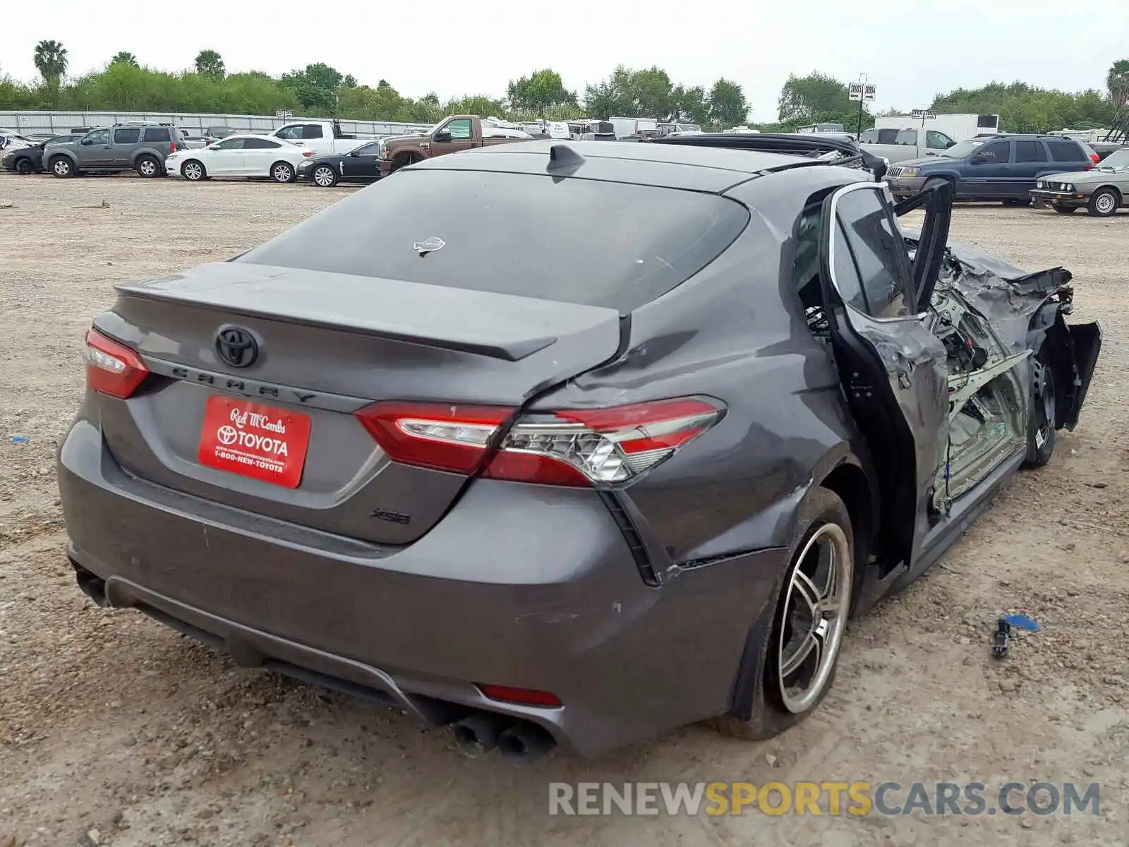 4 Photograph of a damaged car 4T1B61HK3KU806327 TOYOTA CAMRY 2019