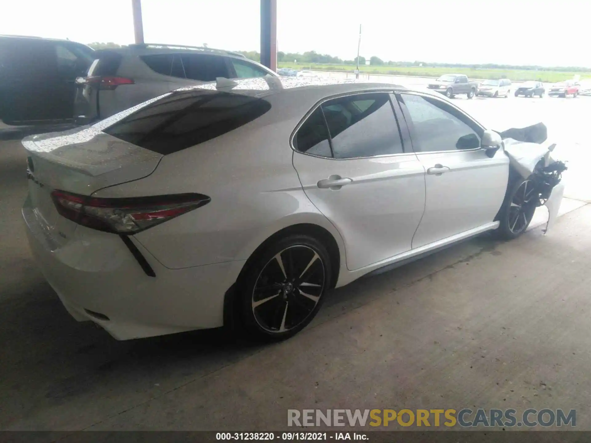 4 Photograph of a damaged car 4T1B61HK3KU809440 TOYOTA CAMRY 2019