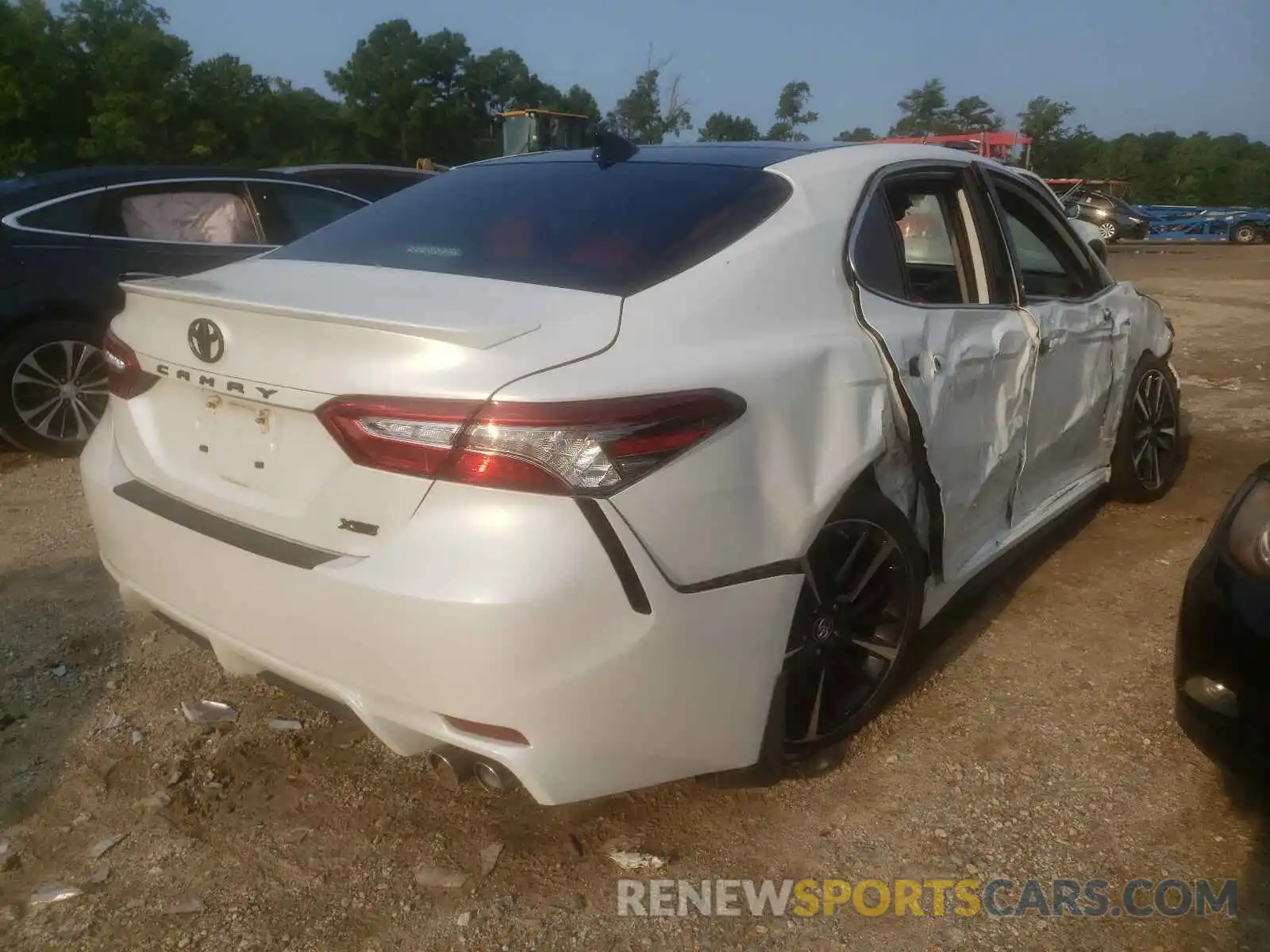 4 Photograph of a damaged car 4T1B61HK3KU812094 TOYOTA CAMRY 2019