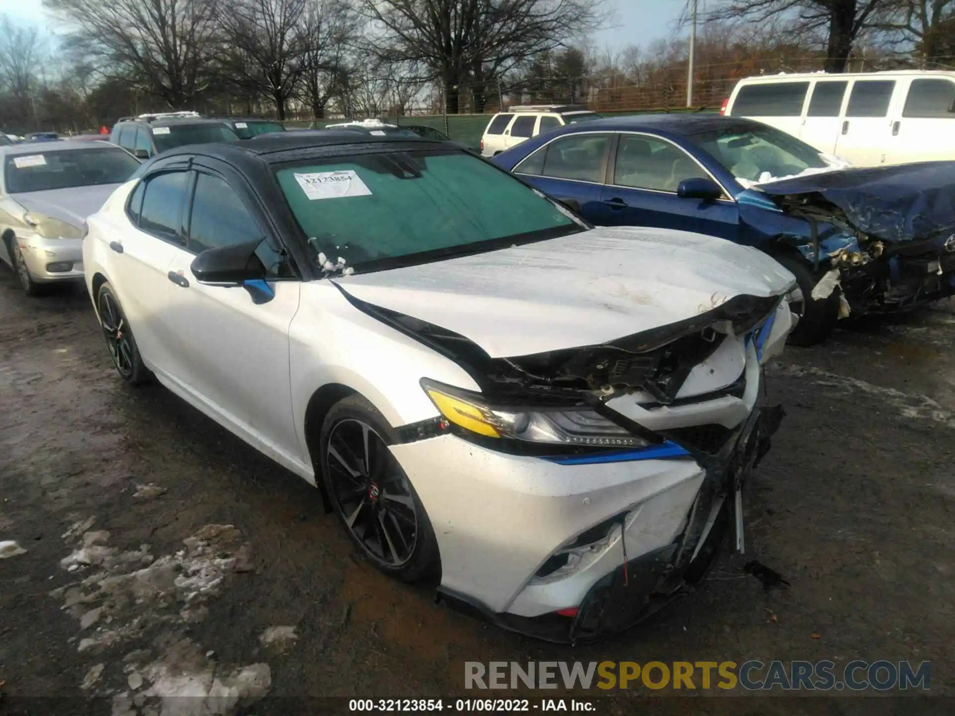 1 Photograph of a damaged car 4T1B61HK4KU175832 TOYOTA CAMRY 2019