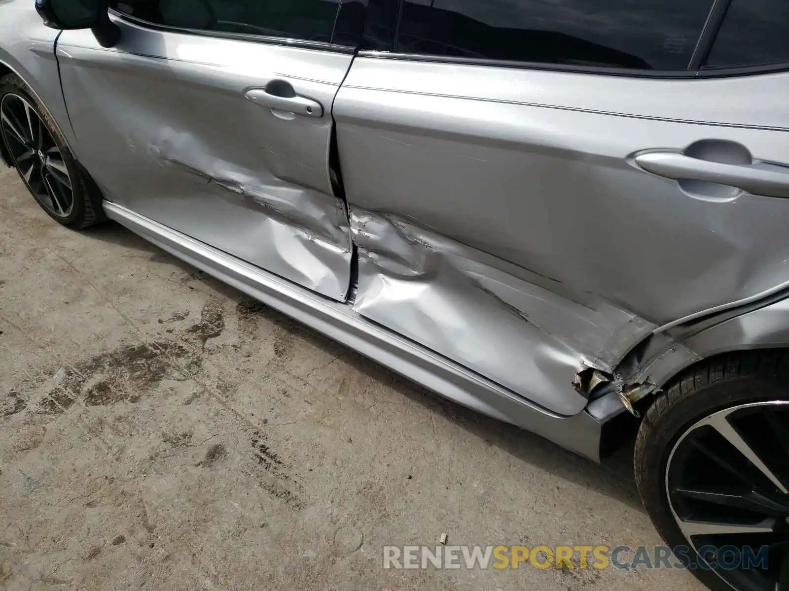 10 Photograph of a damaged car 4T1B61HK4KU178102 TOYOTA CAMRY 2019