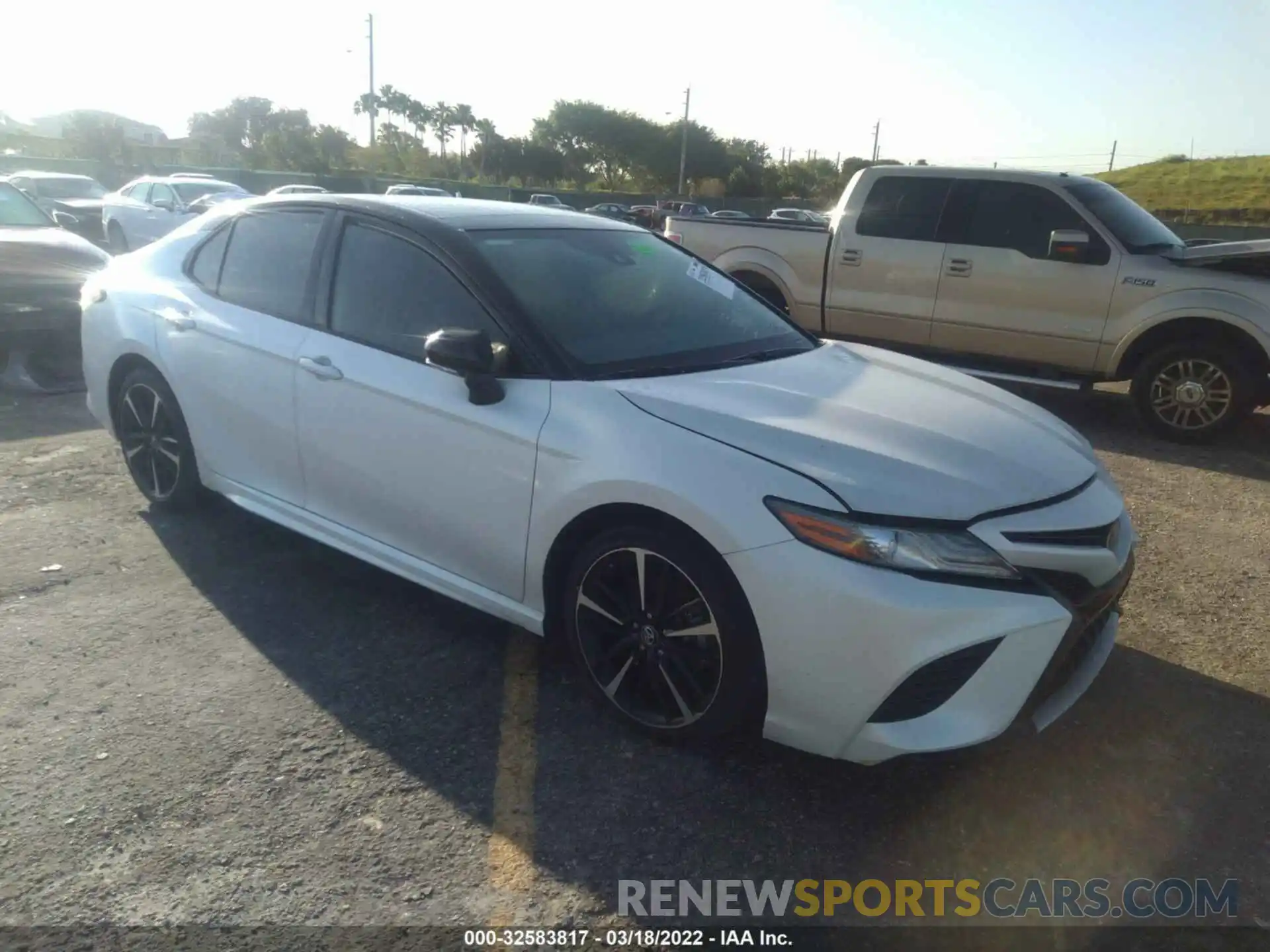 1 Photograph of a damaged car 4T1B61HK4KU192873 TOYOTA CAMRY 2019