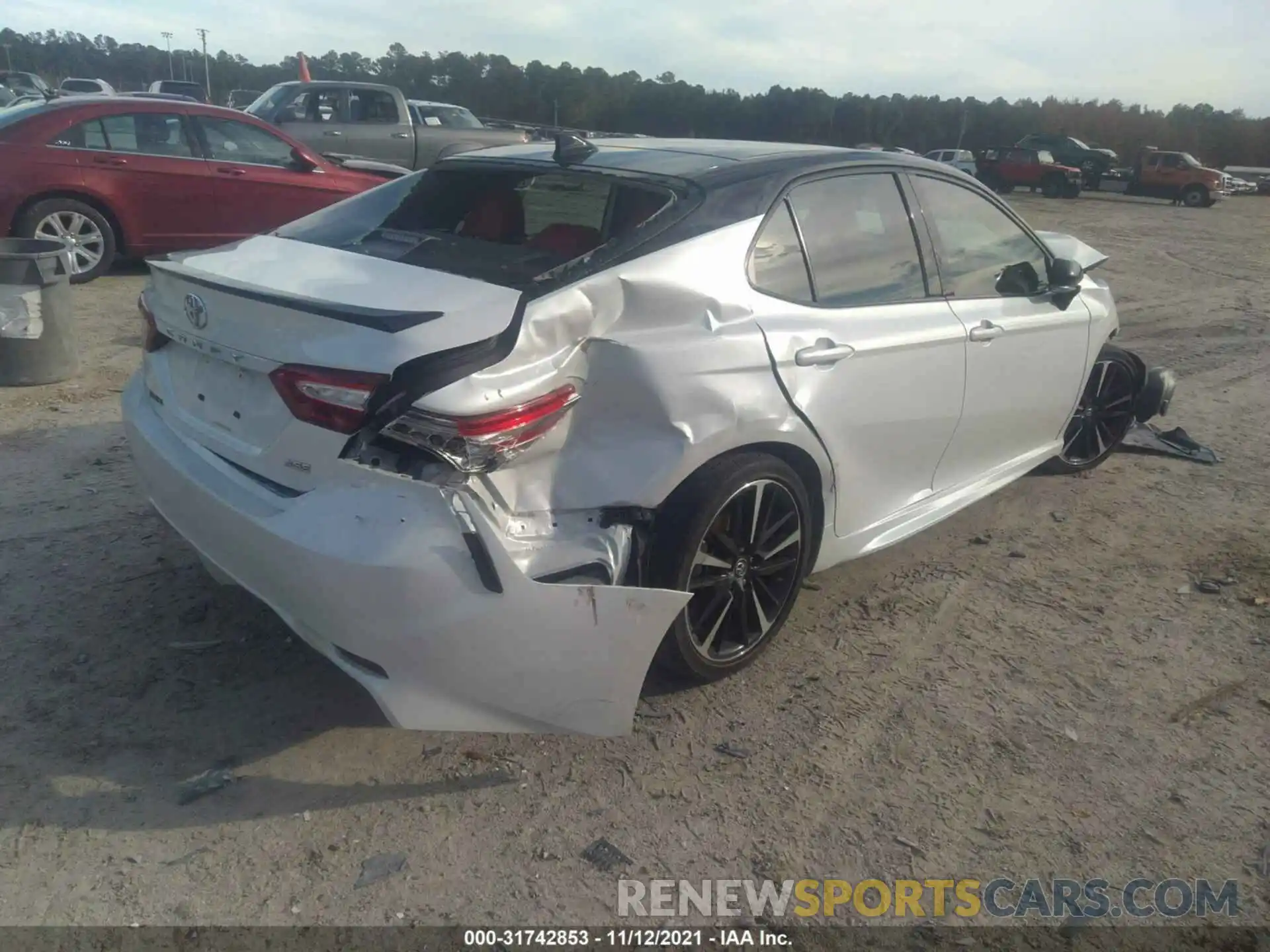 4 Photograph of a damaged car 4T1B61HK4KU289622 TOYOTA CAMRY 2019