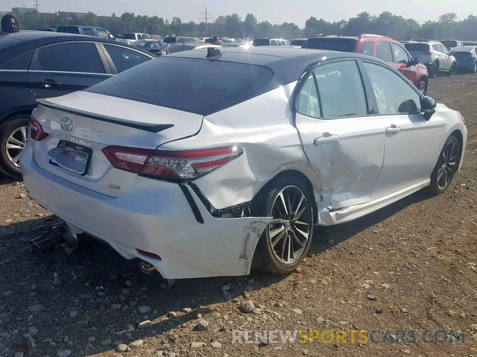 4 Photograph of a damaged car 4T1B61HK4KU290785 TOYOTA CAMRY 2019