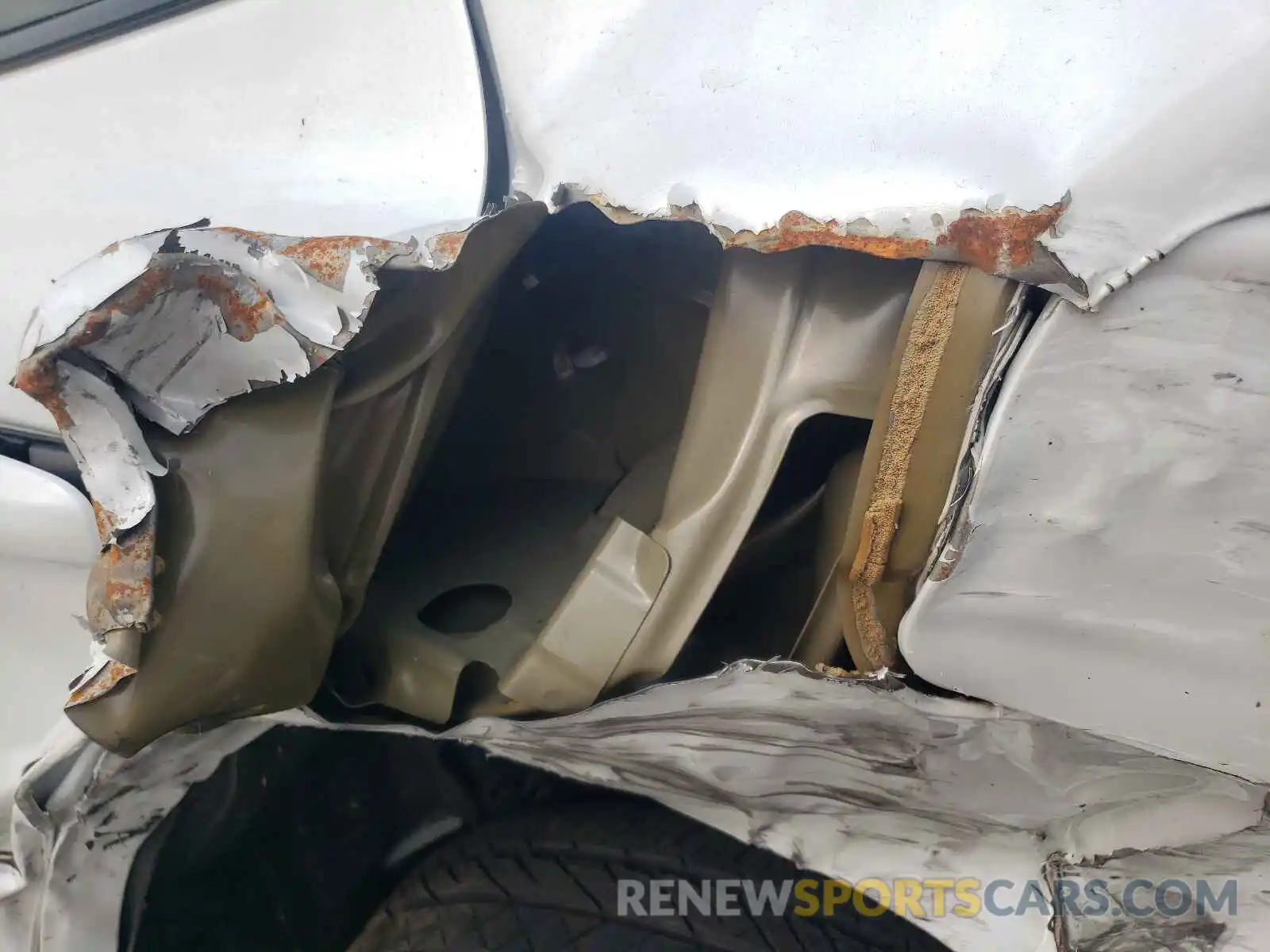 10 Photograph of a damaged car 4T1B61HK4KU292911 TOYOTA CAMRY 2019