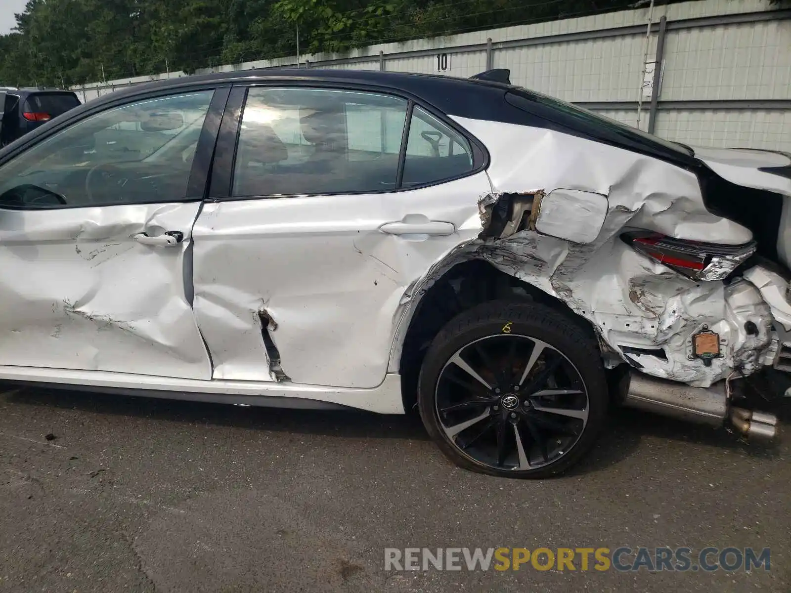 9 Photograph of a damaged car 4T1B61HK4KU292911 TOYOTA CAMRY 2019