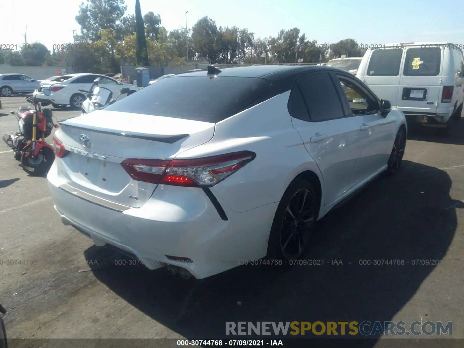 4 Photograph of a damaged car 4T1B61HK5KU201600 TOYOTA CAMRY 2019