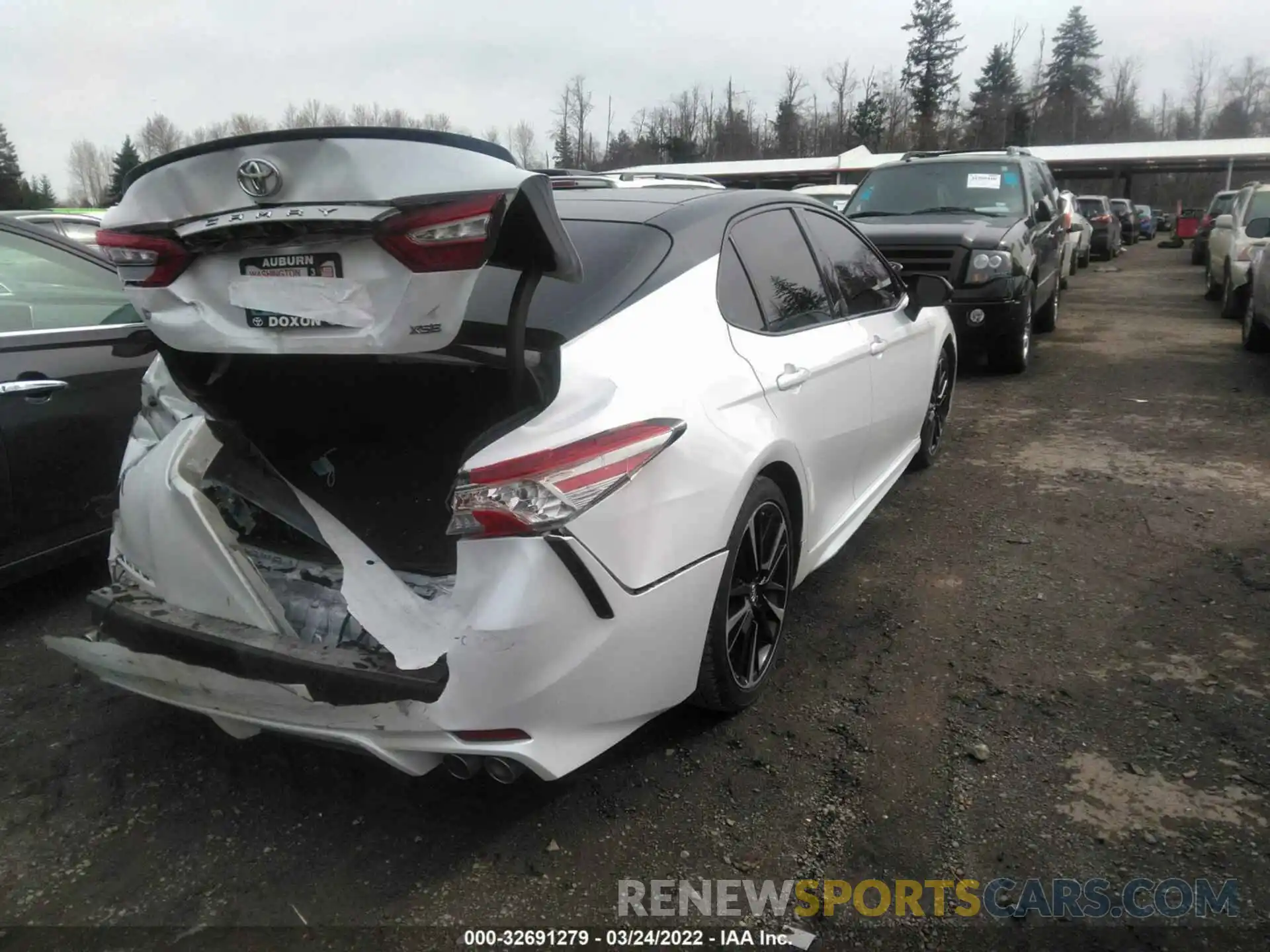 4 Photograph of a damaged car 4T1B61HK5KU209325 TOYOTA CAMRY 2019